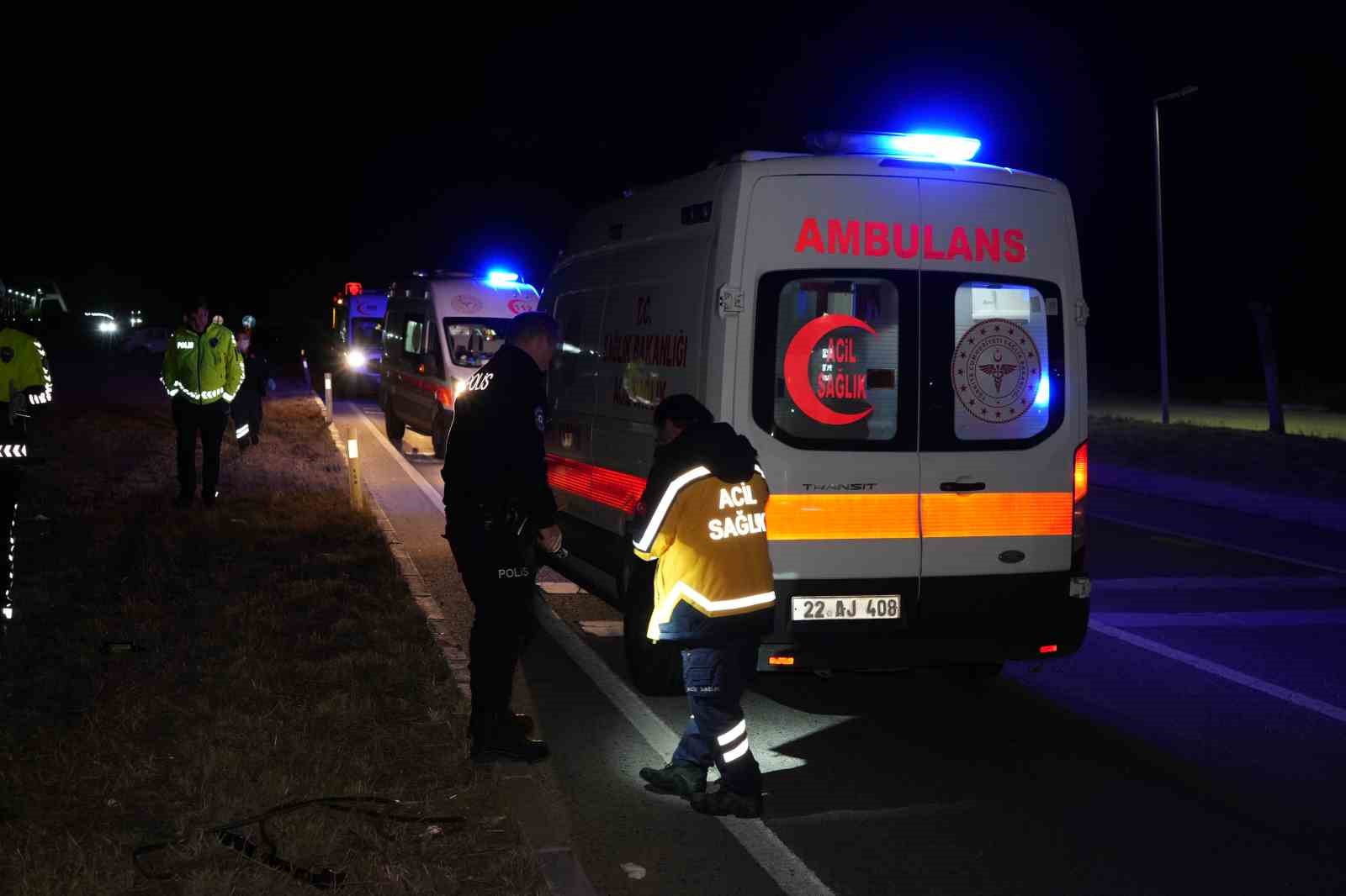 EDİRNE'DE METRELERCE SAVRULARAK TAKLA ATAN OTOMOBİLDE SÜRÜCÜ AĞIR, TOPLAM 3 KİŞİ YARALANDI