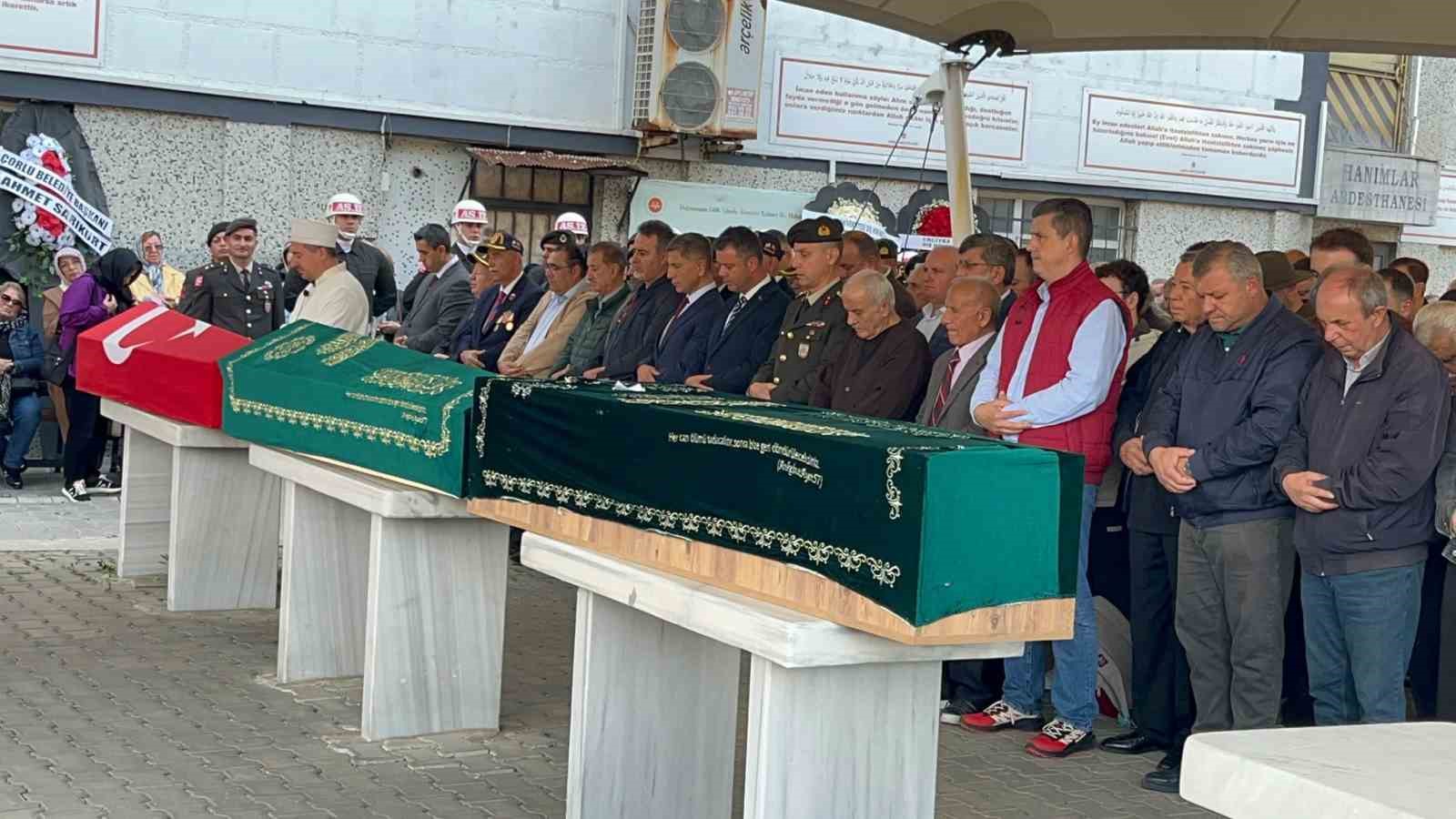 ORHAN BEKRET İÇİN ÇORLU MERKEZ CAMİİ’NDE İKİNDİ NAMAZININ ARDINDAN CENAZE NAMAZI KILINDI. AYNI CAMİDE AYNI SAATTE ÇORLU'DA YAŞLILIĞA BAĞLI HAYATINI KAYBEDEN 86 YAŞINDAKİ KIBRIS GAZİSİ NEDİM ALKAN İÇİN DE CENAZE NAMAZI KILINDI.