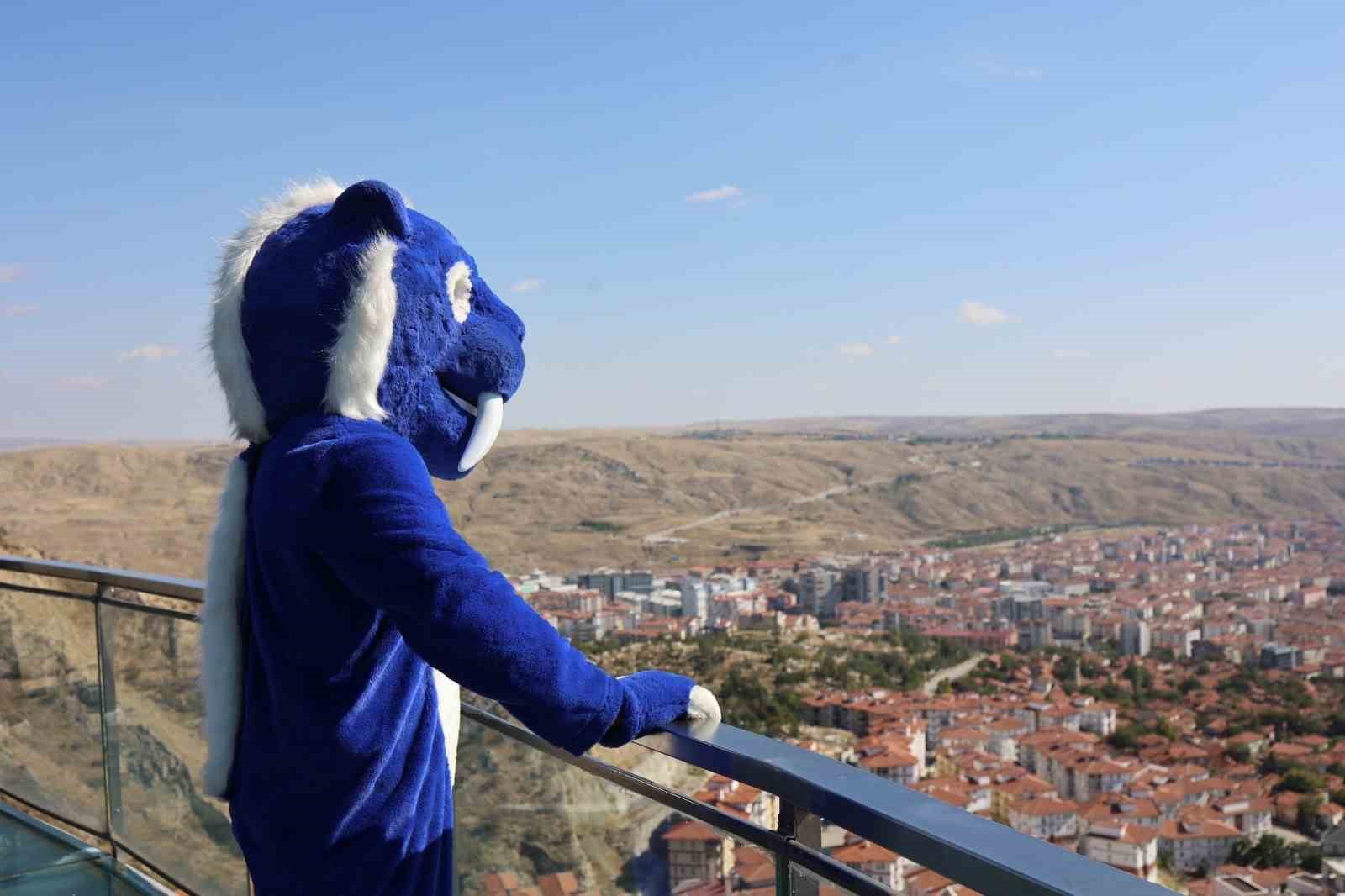 ÇANKIRI’DA YAŞAYAN BURAK DUMLUPINAR, KENTİN SİMGESİ OLAN KILIÇ DİŞLİ KAPLAN KOSTÜMÜYLE 3 SENEDİR VATANDAŞLARA ÇANKIRI’NIN KÜLTÜRÜNÜ AŞILIYOR.