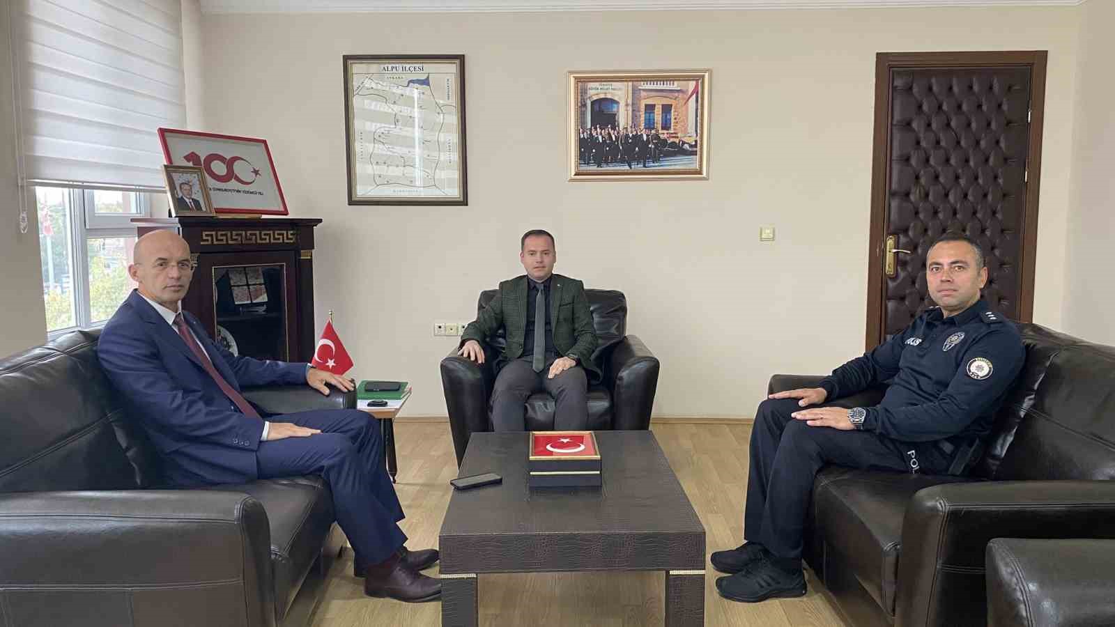 ESKİŞEHİR ALPU KAYMAKAMI TAHA FURKAN SÖNMEZEL, ŞEHİT AİLELERİNİ MAKAMINDA KABUL ETTİ.