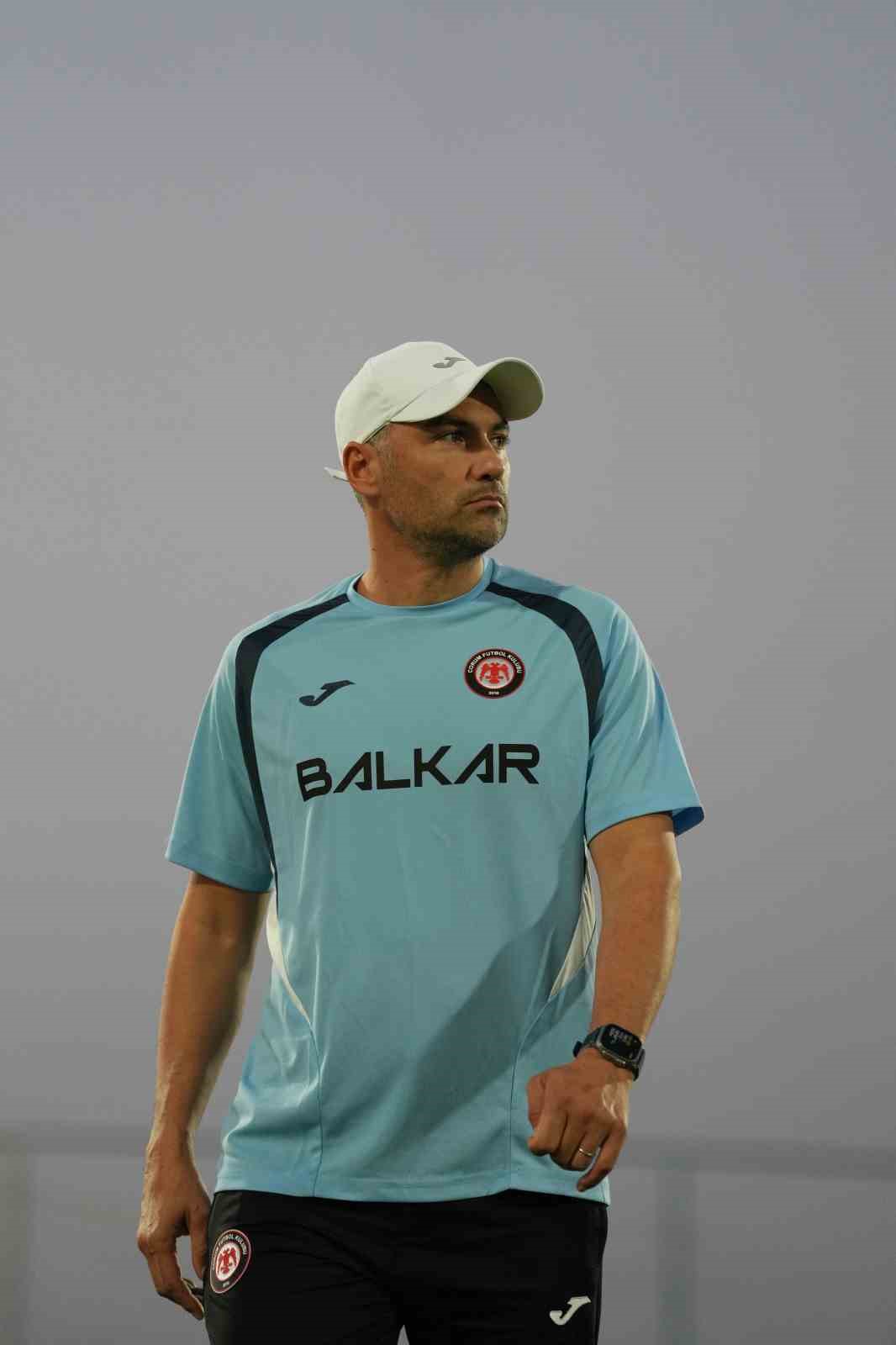 ÇORUM FK TEKNİK DİREKTÖRÜ BURAK YILMAZ, KIRMIZI-SİYAHLI TAKIMIN BAŞINDA İLK ANTRENMANINA ÇIKTI.