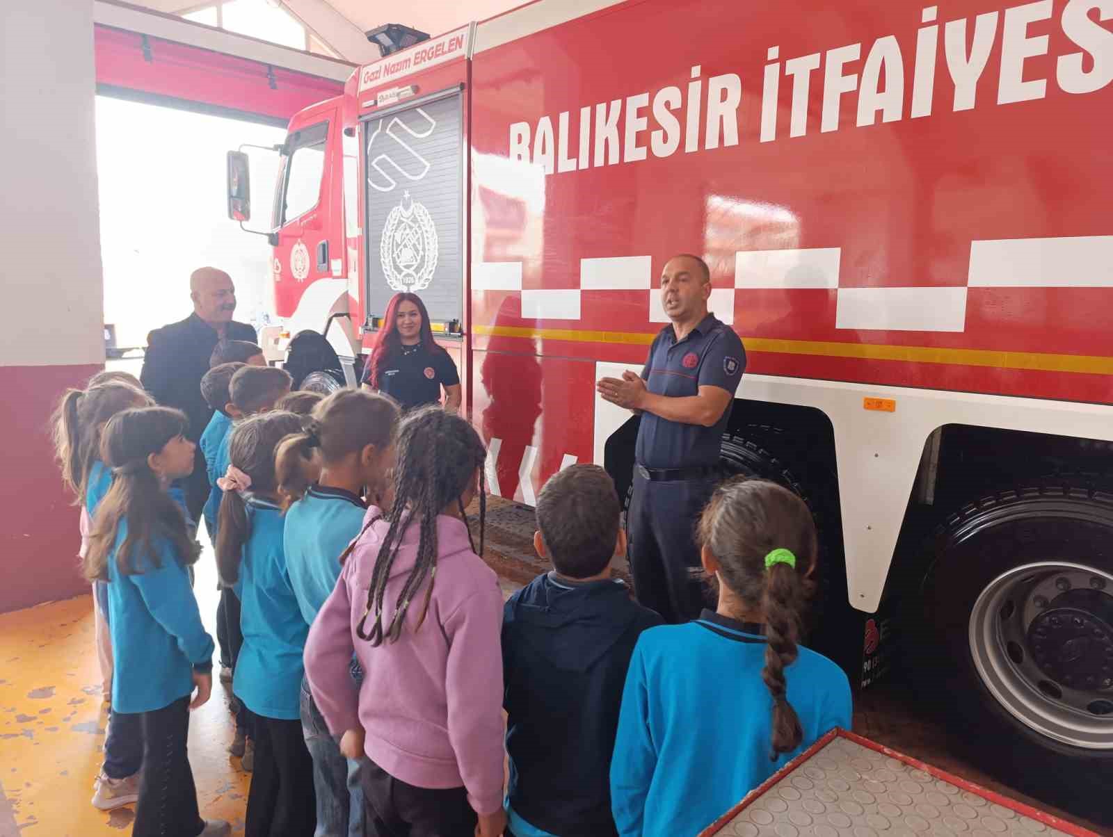 İTFAİYE HAFTASI’NDA YANGINDAN ETKİLENEN BAĞYÜZÜ İLKOKULU ÖĞRENCİLERİNDEN İTFAİYECİLERE ANLAMLI ZİYARET