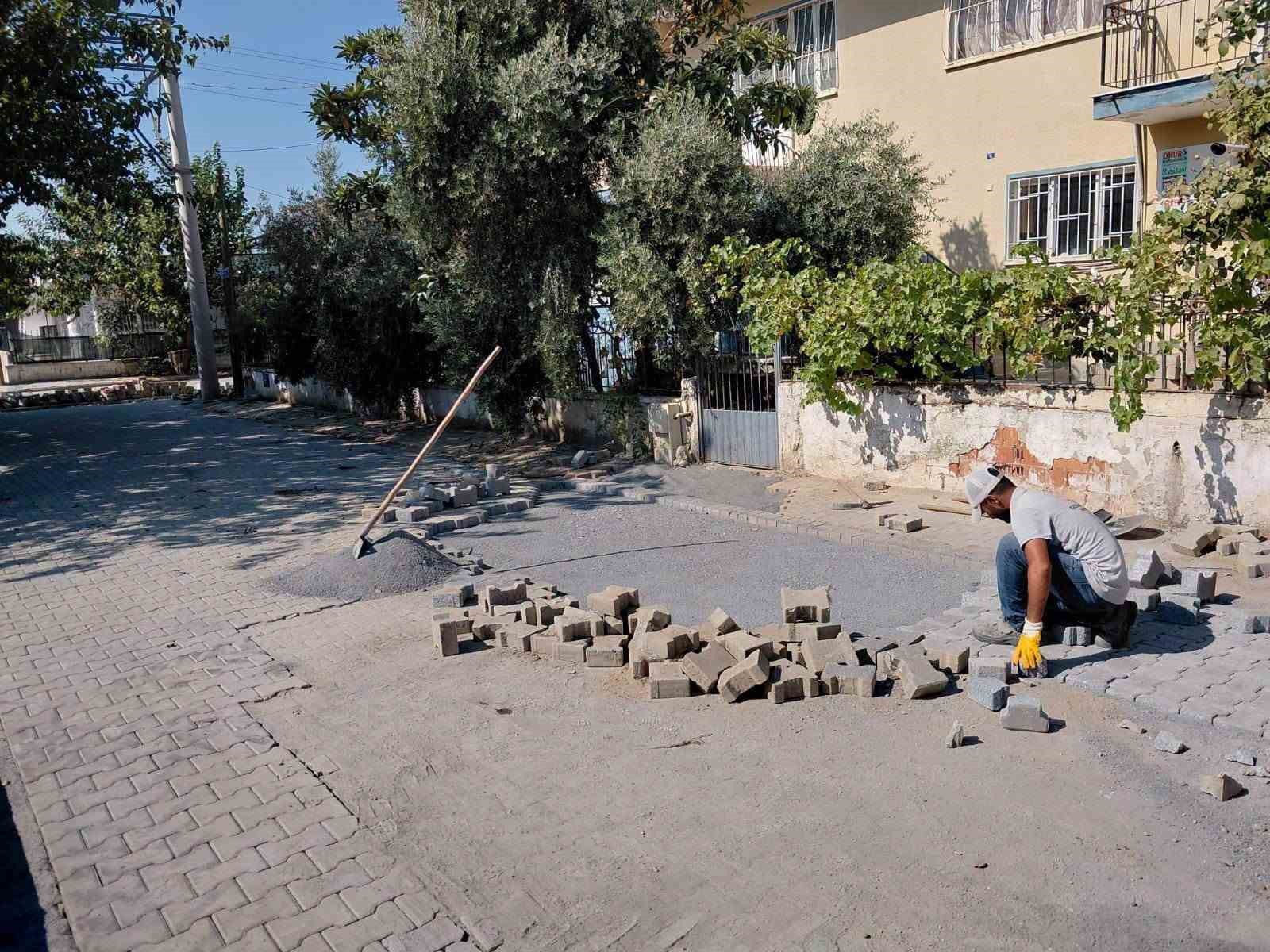 AYDIN’IN GERMENCİK İLÇESİNDE BELEDİYE EKİPLERİNİN YOL BAKIM, ONARIM VE DÜZENLEME ÇALIŞMALARI DEVAM EDİYOR. FEN İŞLERİ MÜDÜRLÜĞÜ EKİPLERİ, MESUDİYE VE İSTASYON MAHALLELERİNDE FARKLI NOKTALARDA ÇALIŞMA GERÇEKLEŞTİRİYOR.
