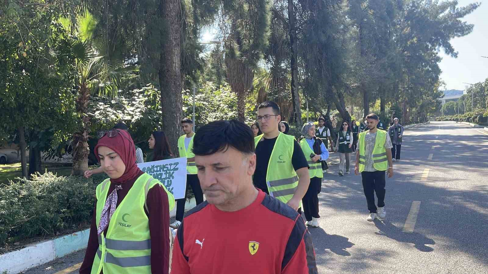 OSMANİYE'DE ÜNİVERSİTE ÖĞRENCİLERİ, BAĞIMLILIKLA MÜCADELEYE DİKKAT ÇEKMEK AMACIYLA ELLERİNDE PANKARTLARLA YÜRÜYÜŞ DÜZENLEYEREK SAĞLIKLI YAŞAM MESAJI VERDİ.