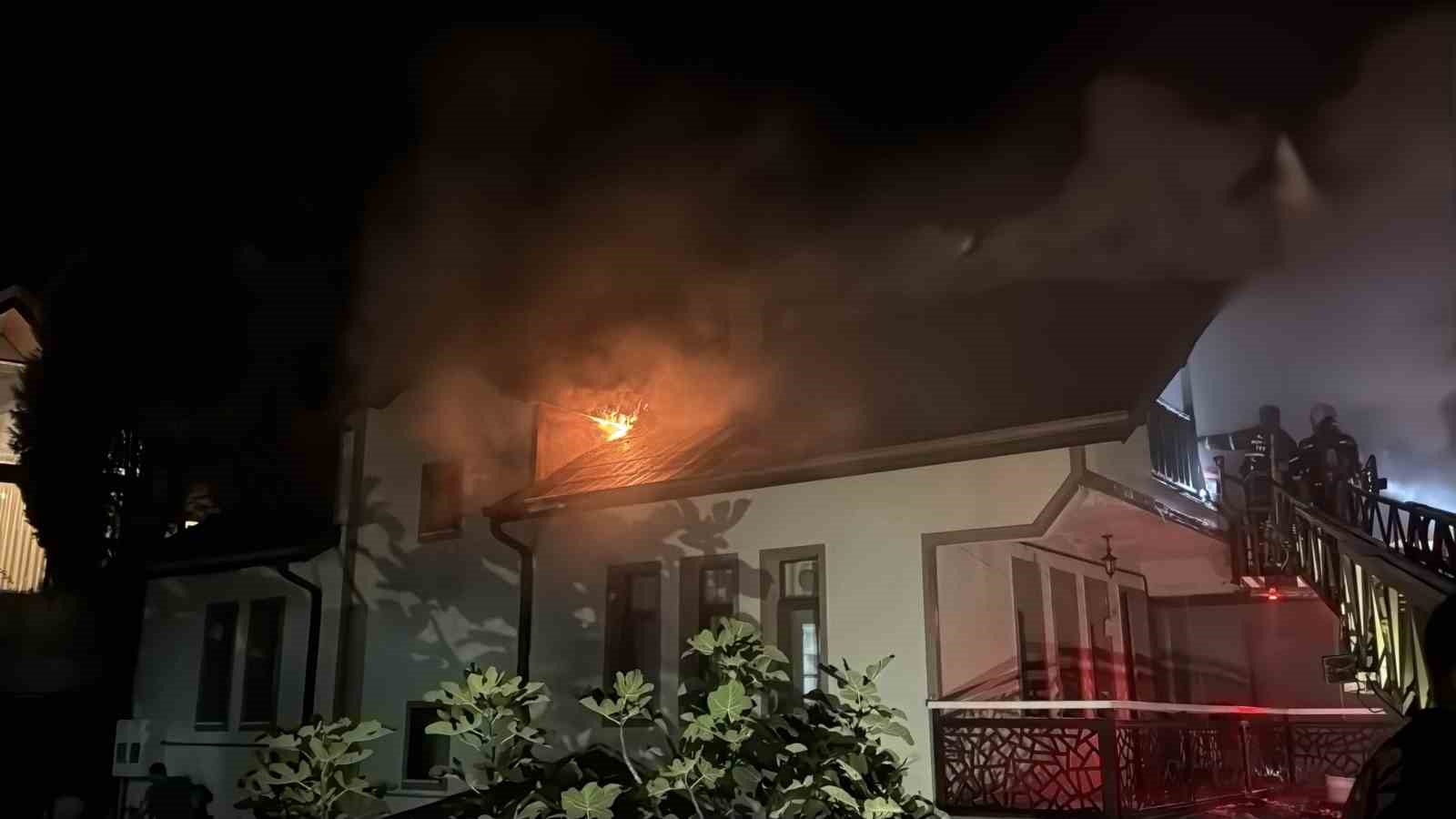 SAKARYA’NIN SAPANCA İLÇESİNDE GECE SAATLERİNDE 2 KATLI VİLLANIN ÇATI KATINDA ÇIKAN YANGIN, EKİPLERİN YOĞUN ÇALIŞMALARI SONUCUNDA SÖNDÜRÜLDÜ.