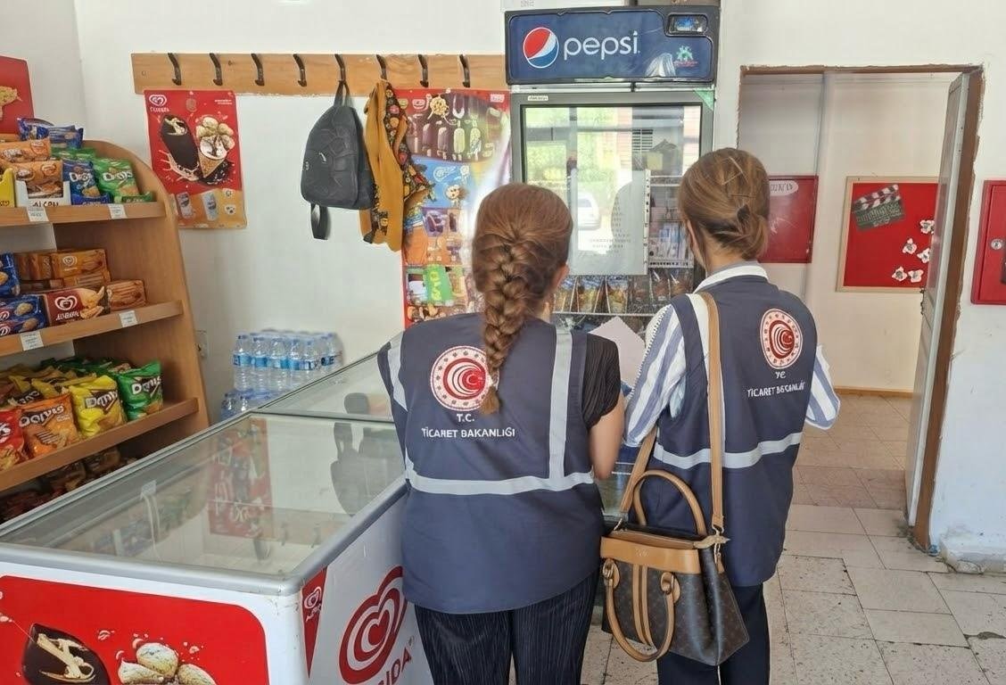 TUNCELİ’DE 18 OKULDA YAPILAN DENETİMLERDE 30 SERVİS VE 15 KANTİNDE 490 ÜRÜN KONTROL EDİLDİ. MEVZUATA AYKIRILIĞI SÜRDÜREN İŞLETMELERE İDARİ YAPTIRIM UYGULANDI.