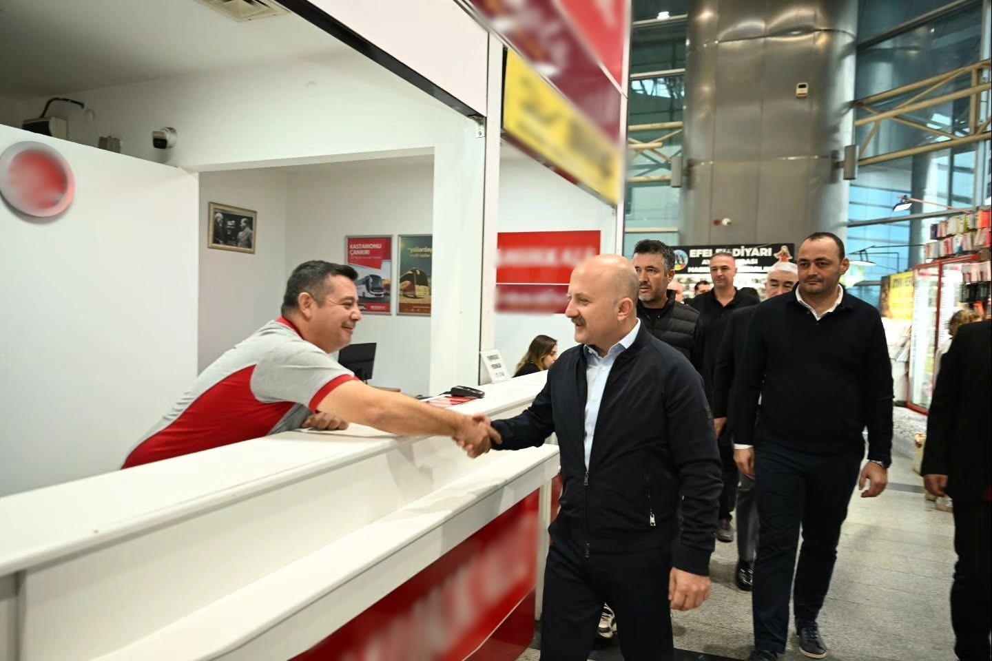 AYDIN VALİSİ DR. OSMAN VAROL, ŞEHİRLERARASI OTOBÜS TERMİNALİNDE YOLCULAR VE GÖREVLİ PERSONELLE BİR ARAYA GELEREK YÜRÜTÜLEN HİZMETLER HAKKINDA BİLGİ ALDI.