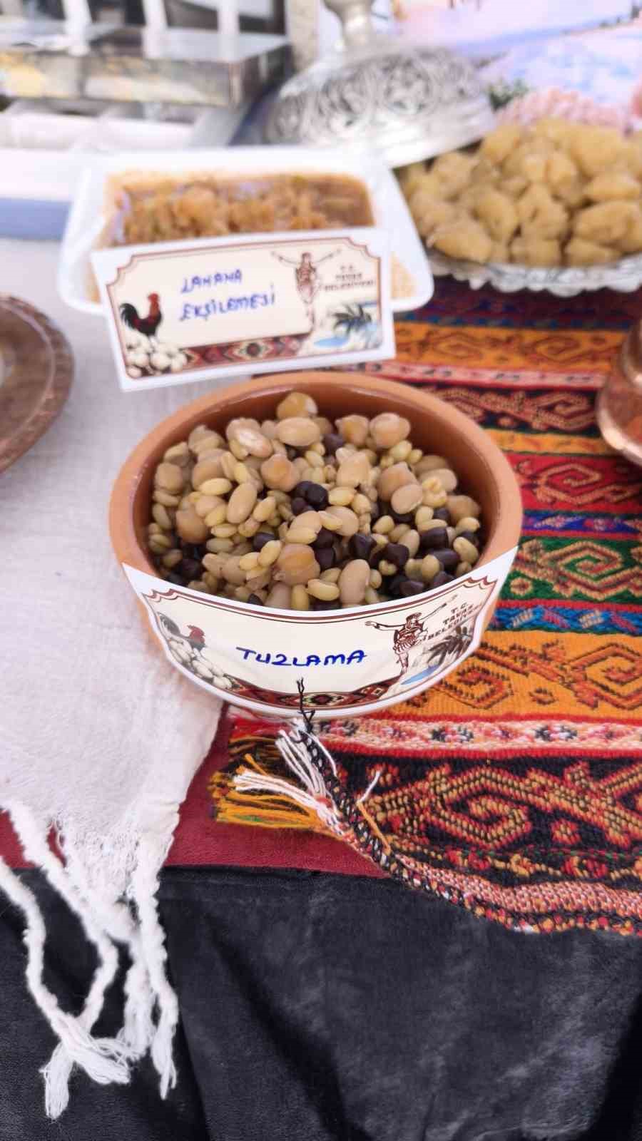 13 . ULUSLARARASI GASTRO AFYON TURİZM VE LEZZET FESTİVALİ’NDE OLUŞTURULAN DÜNYANIN EN BÜYÜK ANADOLU SOFRASINDA ÇAMELİ’NİN COĞRAFİ İŞARETLİ FASULYESİ BAŞTA OLMAK ÜZERE CEVİZ, CEVİZ EZMESİ, MENEVİŞ YOĞURTLAMASI, ÇÖREK OTU VE GELENEKSEL EL SANATLARI TANITILDI.