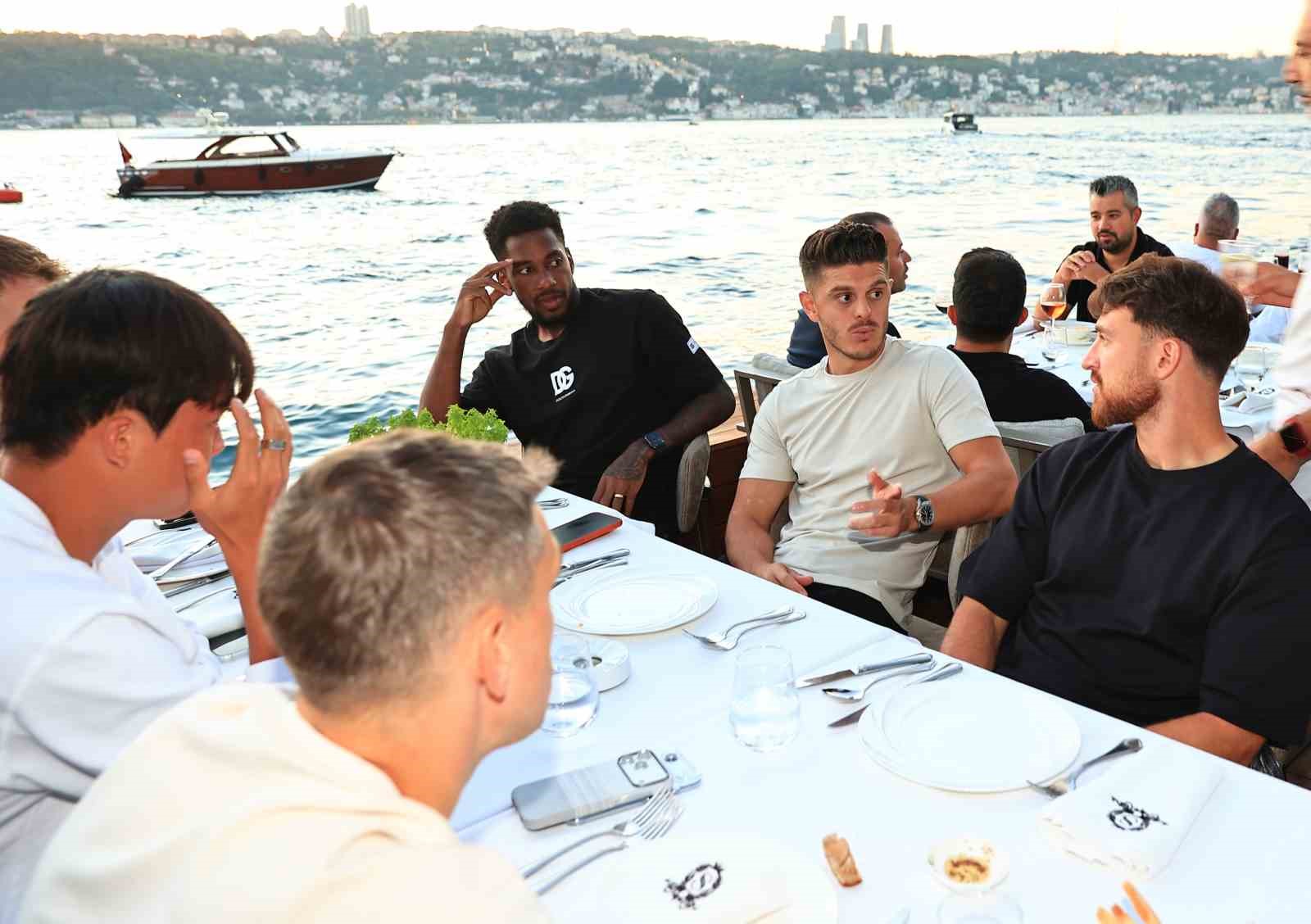 BEŞİKTAŞ FUTBOL A TAKIMI OYUNCULARI VE TEKNİK EKİP, TEKNİK DİREKTÖR VİNCENZO ITALİANO'NUN EV SAHİPLİĞİNDE AKŞAM YEMEĞİNDE BİR ARAYA GELDİ.