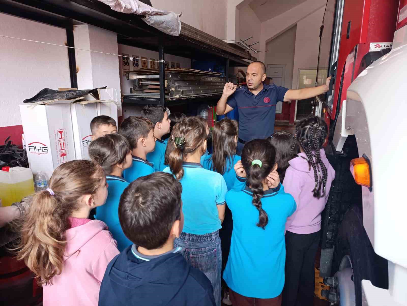 İTFAİYE HAFTASI’NDA YANGINDAN ETKİLENEN BAĞYÜZÜ İLKOKULU ÖĞRENCİLERİNDEN İTFAİYECİLERE ANLAMLI ZİYARET
