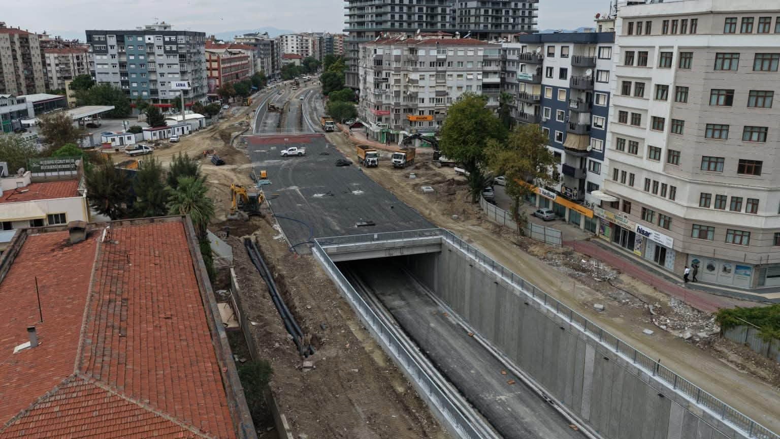 AYDIN BÜYÜKŞEHİR BELEDİYE BAŞKANI ÖZLEM ÇERÇİOĞLU, YENİ DÖRTYOL KÖPRÜLÜ KAVŞAĞI’NDA ZEMİN İYİLEŞTİRME VE ALTYAPI ÇALIŞMALARININ TAMAMLANDIĞINI, ELEKTRİK, AYDINLATMA VE DRENAJ HATTI ÇALIŞMALARININ İSE SÜRDÜĞÜNÜ AÇIKLADI.