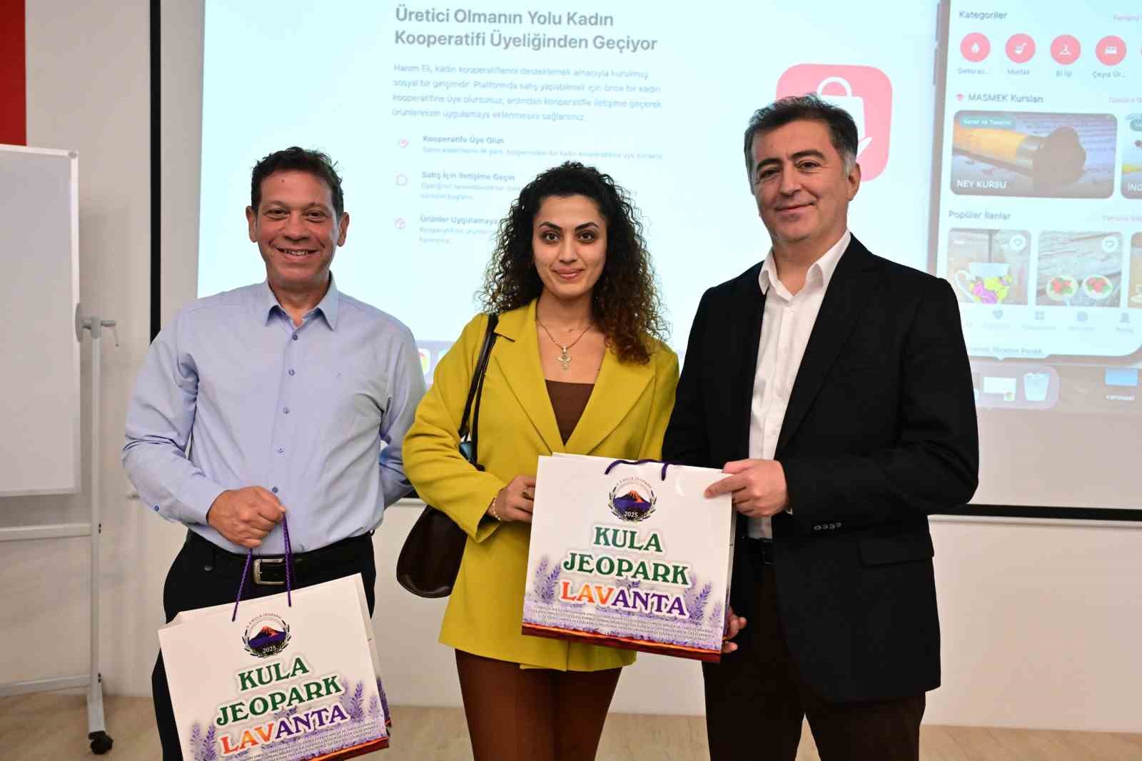 TOPLANTININ SONUNDA KATILIMCILARA HEDİYE TAKDİM EDİLDİ.