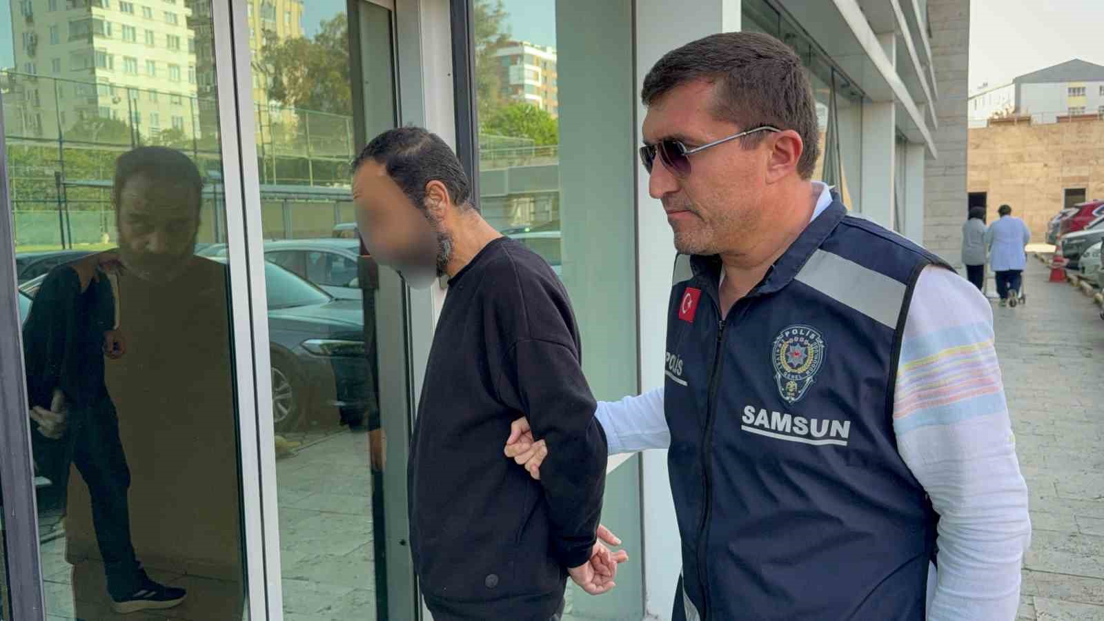 SAMSUN’UN ATAKUM İLÇESİNDE, BOŞANMA AŞAMASINDA OLDUĞU VE 2 YILDIR AYRI YAŞADIĞI EŞİNİ BALTA İLE TEHDİT EDİP BALTA SAPIYLA DARP EDEREK ZORLA ALIKOYDUĞU İDDİA EDİLEN KOCA T.M.K.(46) TUTUKLANDI.