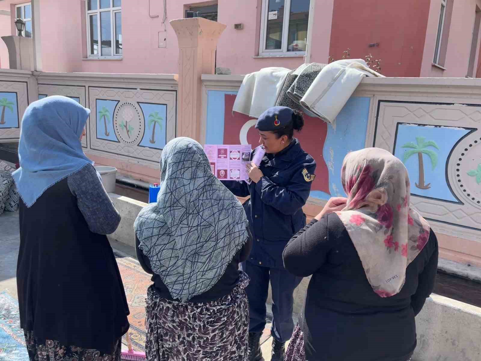 AFYONKARAHİSAR’IN İSCEHİSAR İLÇESİNDE JANDARMA EKİPLERİ TARAFINDAN VATANDAŞLARA KADINA EL KALKAMAZ VE KADES UYGULAMASI HAKKINDA BİLGİLENDİRME YAPILDI.