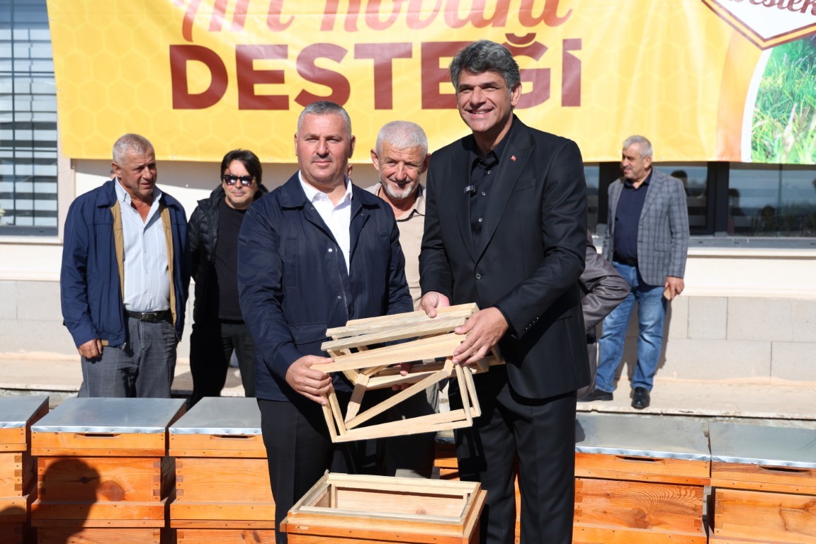 KARTEPE’DE 125 ARICIYA TOPLAM 250 TAKIM ARI KOVANI DESTEĞİ SAĞLANDI. ÜRETİCİLERE TESLİM EDİLEN KOVANLARLA İLÇEDE ARICILIĞIN VE YEREL TARIMSAL ÜRETİMİN GÜÇLENDİRİLMESİ HEDEFLENİYOR.