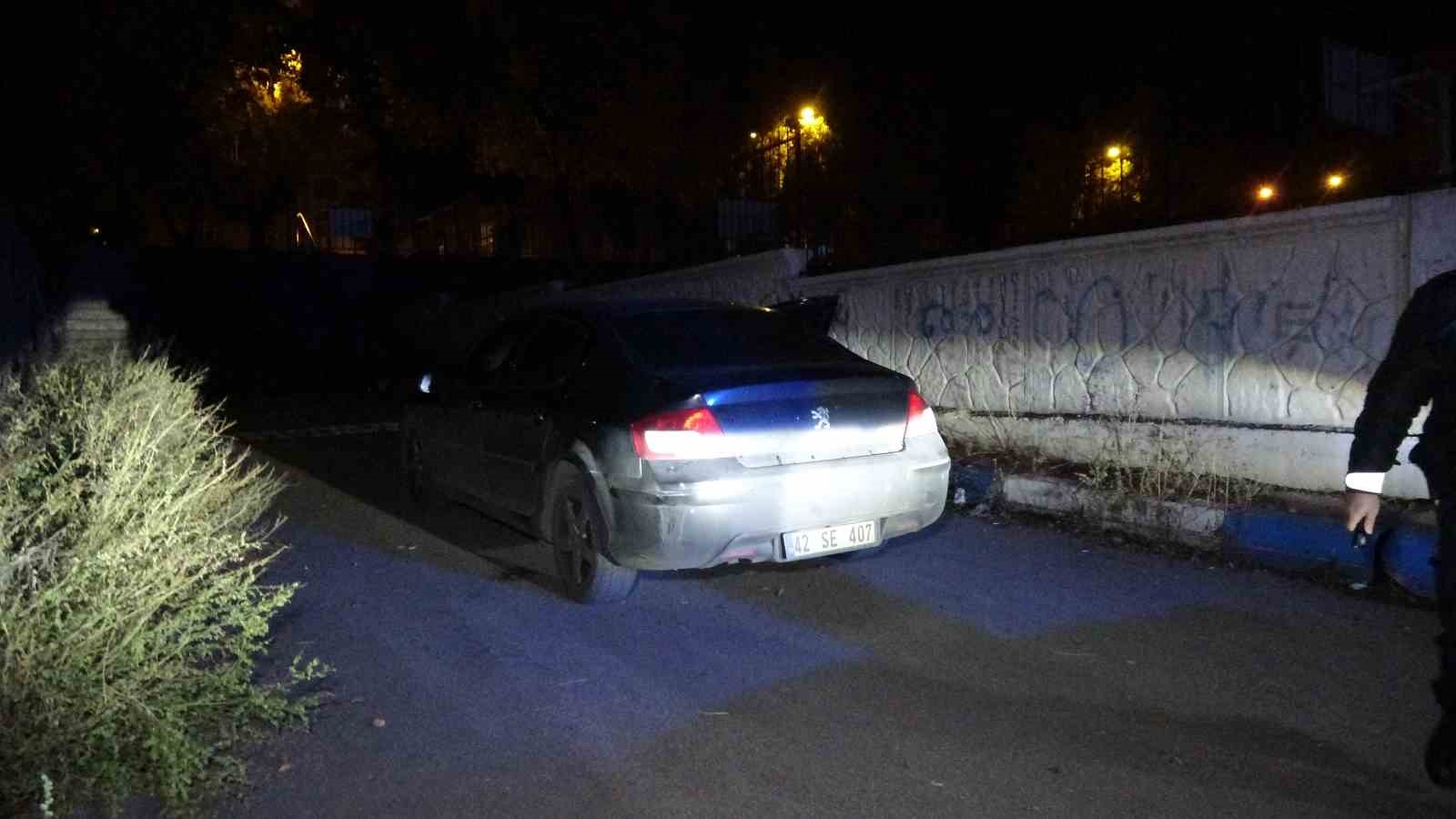 ERZURUM'DA TERMİNAL CADDESİ'NDE RUTİN TRAFİK UYGULAMASI YAPAN EKİPLERİN DURDURMAK İSTEDİĞİ SÜRÜCÜ, POLİSİN İHTARINA UYMAYARAK KAÇTI. KAÇARKEN MOTOSİKLETLİYE ÇARPIP YARALANMASINA NEDEN OLAN SÜRÜCÜ, POLİS EKİPLERİNİN TAKİBİ SONUCU YAKALANDI. 0,83 PROMİL ALKOLLÜ OLDUĞU BELİRLENEN SÜRÜCÜYE 265 BİN LİRA CEZA KESİLDİ.