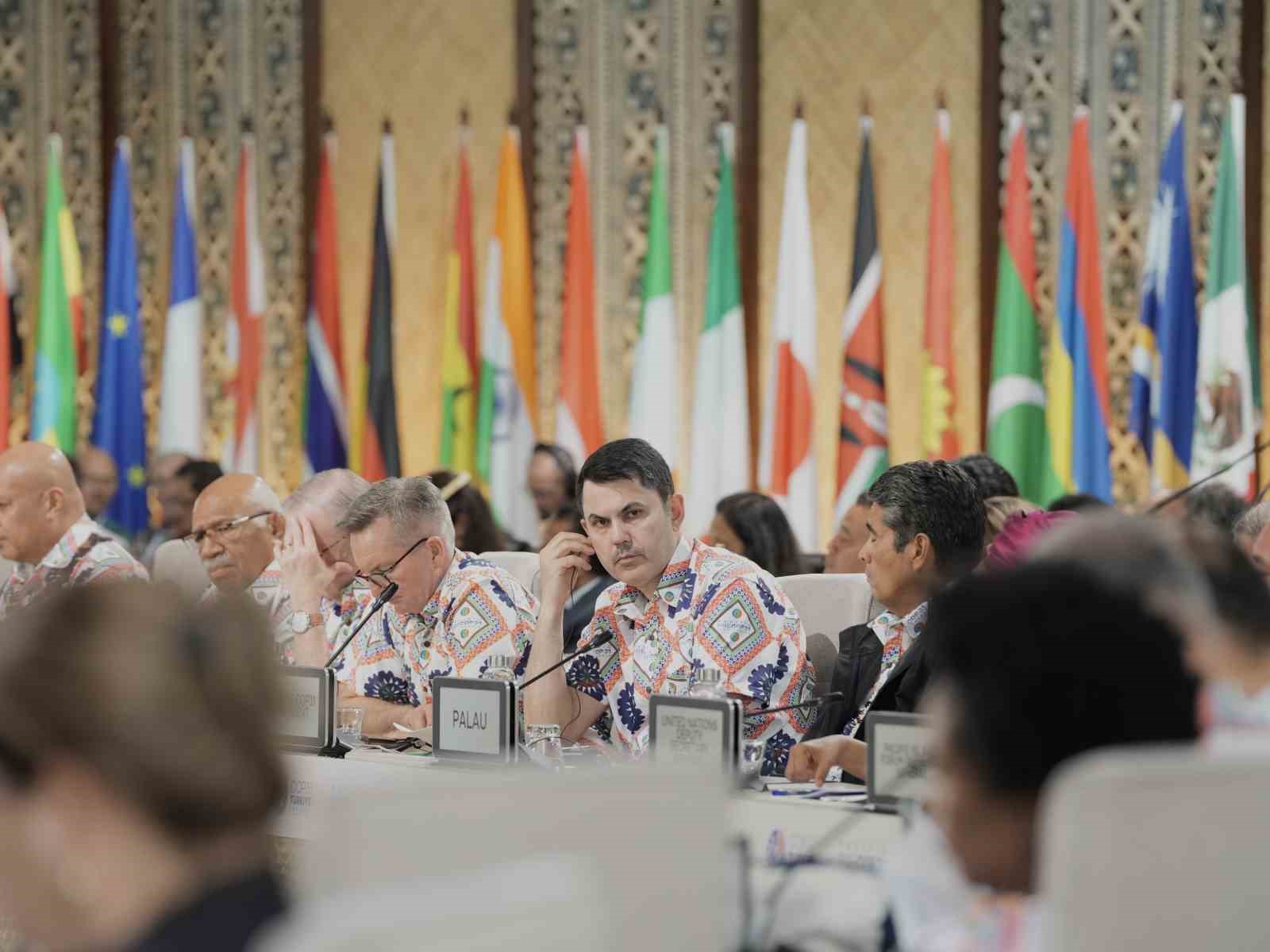 COP31 BAŞKANI KURUM BUGÜN BERABERİNDEKİ LİDERLERLE, İKLİM KRİZİNİN ETKİLERİ SONUCU SU ALTINDA KALMA RİSKİYLE KARŞI KARŞIYA OLAN TUVALU’YU ZİYARETİNİN ARDINDAN FİJİ’YE GEÇEREK BURADA DÜZENLENEN LİDERLER GENEL OTURUMU’NDA KONUŞTU.