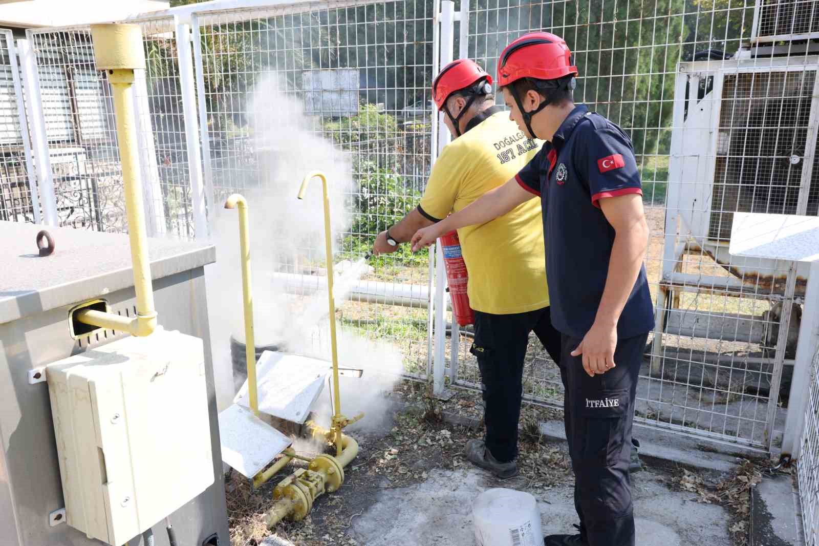 DENİZLİ ORGANİZE SANAYİ BÖLGESİ MÜDÜRLÜĞÜ PERSONELİNİN KATILIMIYLA, 17 AĞUSTOS MARMARA DEPREMİ’NİN 27. YIL DÖNÜMÜNDE, AFETLERE HAZIRLIK VE ACİL DURUMLARA MÜDAHALE KAPASİTESİNİN GÜÇLENDİRİLMESİ AMACIYLA KAPSAMLI BİR DEPREM VE ACİL DURUM FARKINDALIK TATBİKATI GERÇEKLEŞTİRİLDİ.