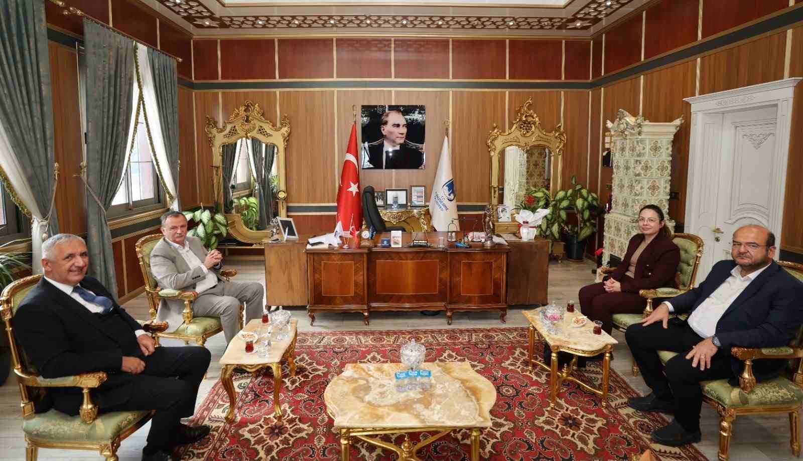 MASKİ HEYETİ, ŞEHZADELER ZİYARETİNİN ARDINDAN YUNUSEMRE BELEDİYE BAŞKANI SEMİH BALABAN İLE BİR ARAYA GELDİ. GÖRÜŞMEDE İLÇENİN ALTYAPI HİZMETLERİ, GELİŞEN VE BÜYÜYEN BÖLGELERDEKİ İHTİYAÇLAR, VATANDAŞLARIN TALEPLERİ VE ORTAK YÜRÜTÜLEBİLECEK ÇALIŞMALAR DEĞERLENDİRİLDİ.