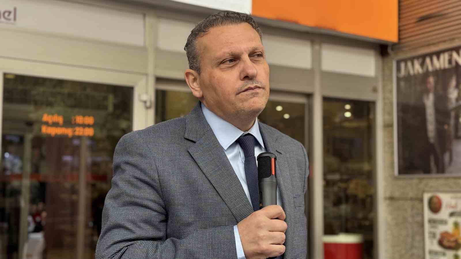AİLE VE SOSYAL HİZMETLER İL MÜDÜRÜ SAMİ ÇİFT, BURADA YAPTIĞI KONUŞMADA, DÜZENLEDİKLERİ FARKINDALIK YÜRÜYÜŞÜNÜN YAŞLI BİREYLERİN TOPLUMUN AYRILMAZ BİR PARÇASI OLDUĞUNU VURGULAMAK, AKTİF VE SAĞLIKLI YAŞLANMAYA DİKKAT ÇEKMEK VE KUŞAKLAR ARASINDAKİ BAĞLARI PEKİŞTİRMEK AMACI TAŞIDIĞINI SÖYLEDİ.