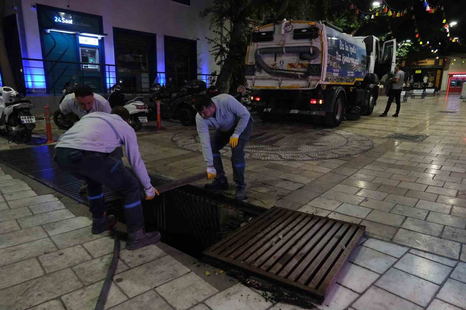 BODRUM BELEDİYESİ EKİPLERİ, YAĞIŞ SEZONU ÖNCESİNDE YAĞMUR SUYU MAZGALLARINDA KAPSAMLI TEMİZLİK ÇALIŞMASI BAŞLATTI.
