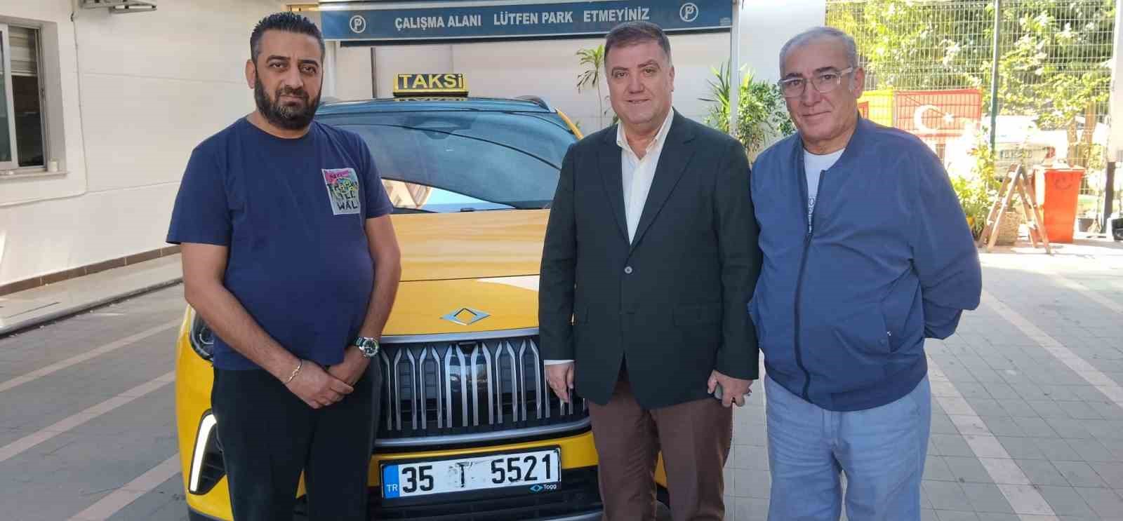 TÜRKİYE’NİN YERLİ VE MİLLİ OTOMOBİLİ TOGG, İZMİR’DE İLK KEZ BEHÇET UZ ÇOCUK HASTANESİ TAKSİ DURAĞI’NDA TAKSİ OLARAK HİZMET VERMEYE BAŞLADI.