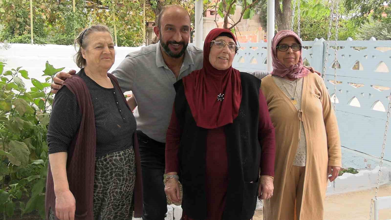 77 YAŞINDAKİ ASİYE KAÇAR 2 YILDIR GİTMEDİĞİ KÖYÜNE GÖTÜRÜLDÜ.  2 YIL SONRA AKRABALARI, ARKADAŞLARI VE KOMŞULARI İLE YENİDEN BİR ARAYA GELEN KAÇAR, ESKİ GÜNLERİNİ YAD EDEREK GEÇMİŞE YOLCULUK YAPTI.