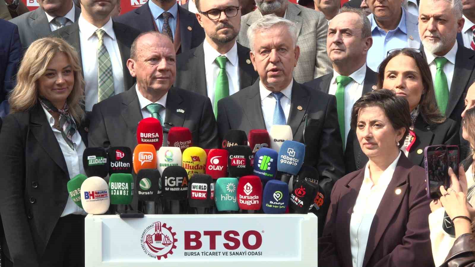BURSA TİCARET VE SANAYİ ODASI’NDA (BTSO) YENİ DÖNEMİN YÖNETİMİNİ BELİRLEMEK ÜZERE GERÇEKLEŞTİRİLEN SEÇİMDE OY VERME İŞLEMİ SÜRÜYOR. MEVCUT BAŞKAN İBRAHİM BURKAY İLE BURSA TİCARET BORSASI BAŞKANI ÖZER MATLI’NIN YARIŞTIĞI SEÇİMDE 159 MECLİS ÜYESİ SANDIK BAŞINA GİDİYOR. BURKAY, SEÇİM SÜRECİNE İLİŞKİN YAPTIĞI AÇIKLAMADA, BTSO’NUN 137 YILLIK KÖKLÜ GEÇMİŞİNE DİKKAT ÇEKEREK, "BUGÜN TARİHİ BİR GÜNÜ YAŞIYORUZ" DEDİ.