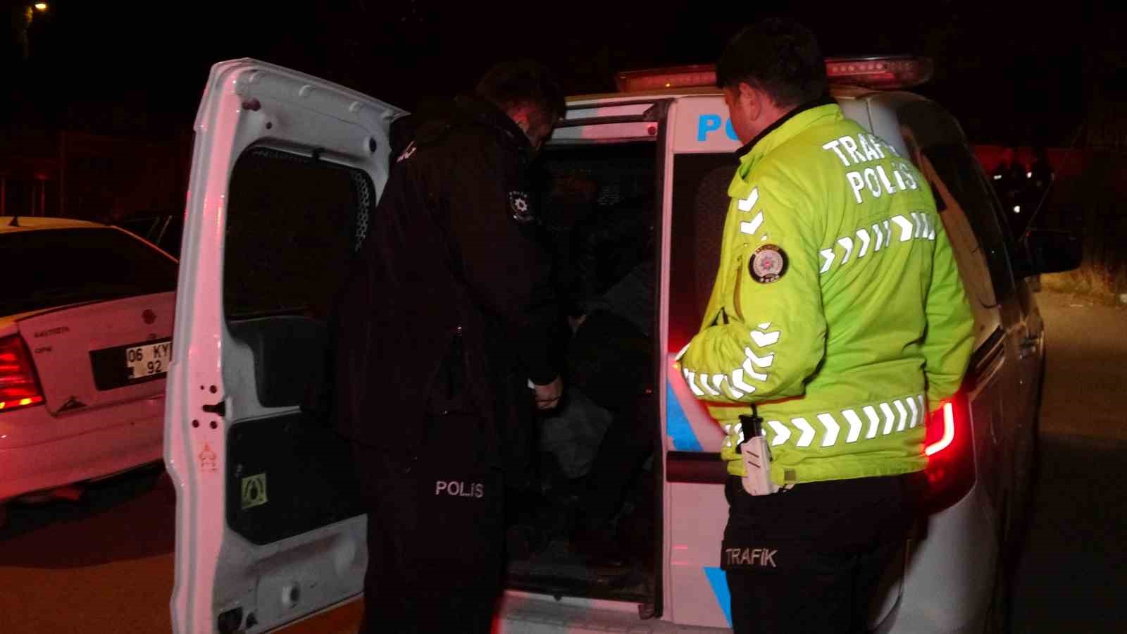 ERZURUM'DA TERMİNAL CADDESİ'NDE RUTİN TRAFİK UYGULAMASI YAPAN EKİPLERİN DURDURMAK İSTEDİĞİ SÜRÜCÜ, POLİSİN İHTARINA UYMAYARAK KAÇTI. KAÇARKEN MOTOSİKLETLİYE ÇARPIP YARALANMASINA NEDEN OLAN SÜRÜCÜ, POLİS EKİPLERİNİN TAKİBİ SONUCU YAKALANDI. 0,83 PROMİL ALKOLLÜ OLDUĞU BELİRLENEN SÜRÜCÜYE 265 BİN LİRA CEZA KESİLDİ.