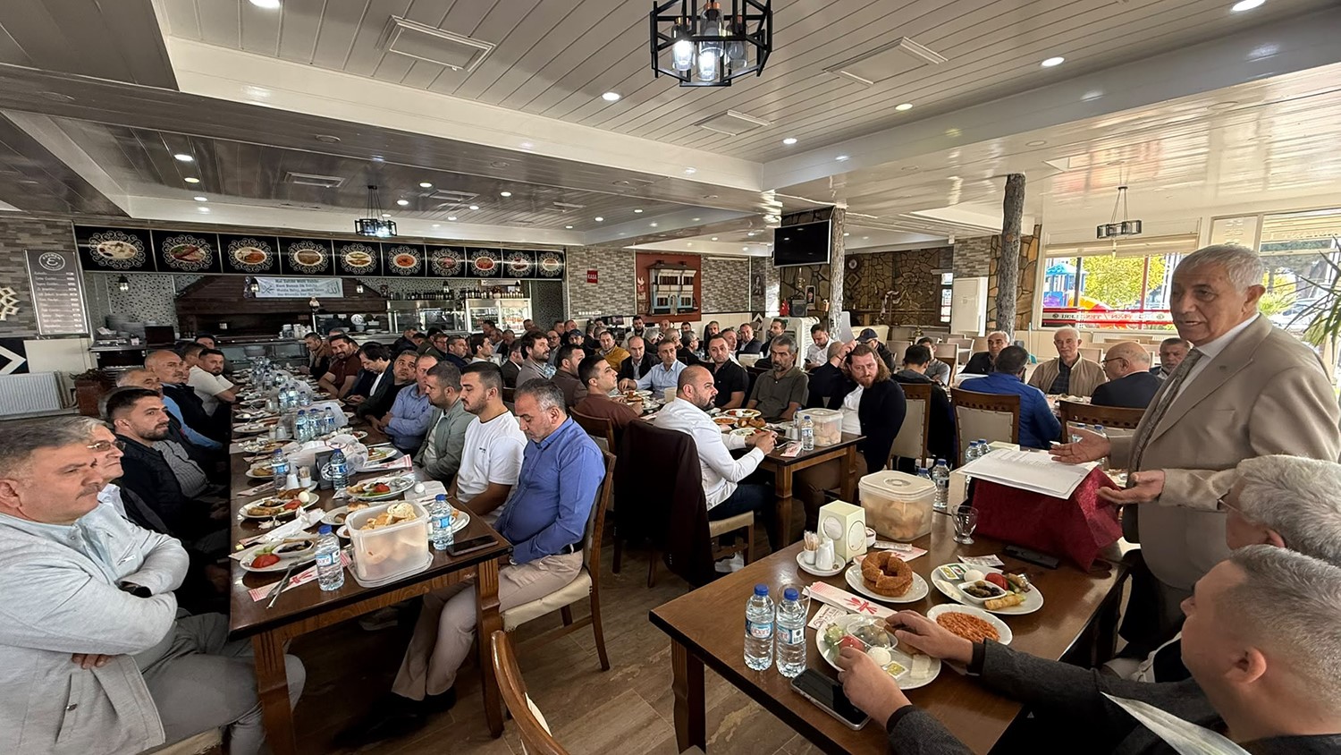 SALİHLİ TİCARET ODASI BAŞKANI VE BAŞKAN ADAYI İBRAHİM YÜKSEL İLE MECLİS ÜYESİ ADAYLARI, KULA’DA FAALİYET GÖSTEREN SALİHLİ TİCARET ODASI ÜYELERİYLE KAHVALTI PROGRAMINDA BİR ARAYA GELDİ.