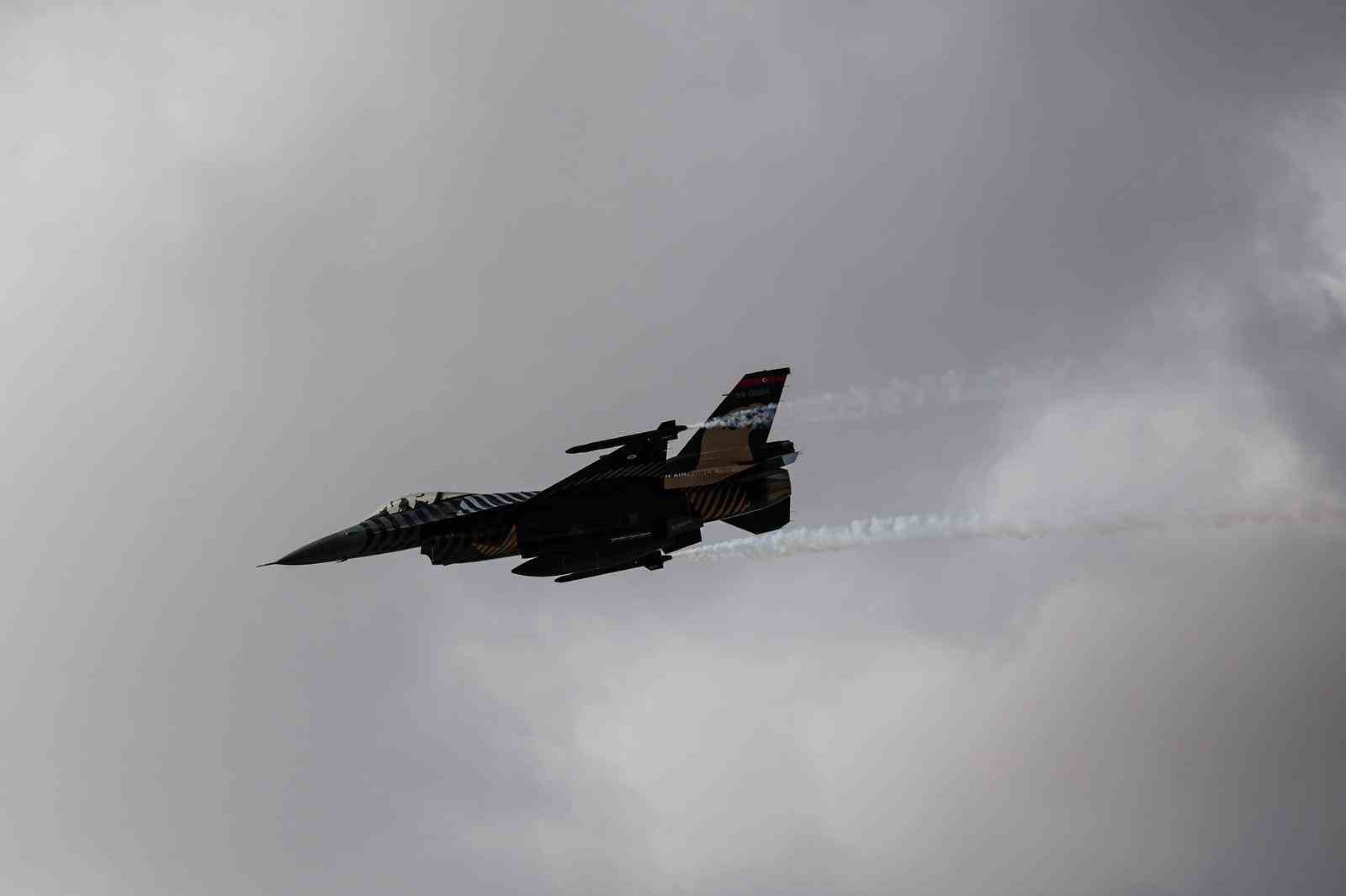 TEKNOFEST'TE SOLOTÜRK VE ATAK HELİKOPTERİNDEN ARDI ARDINA GÖKYÜZÜ ŞOVU