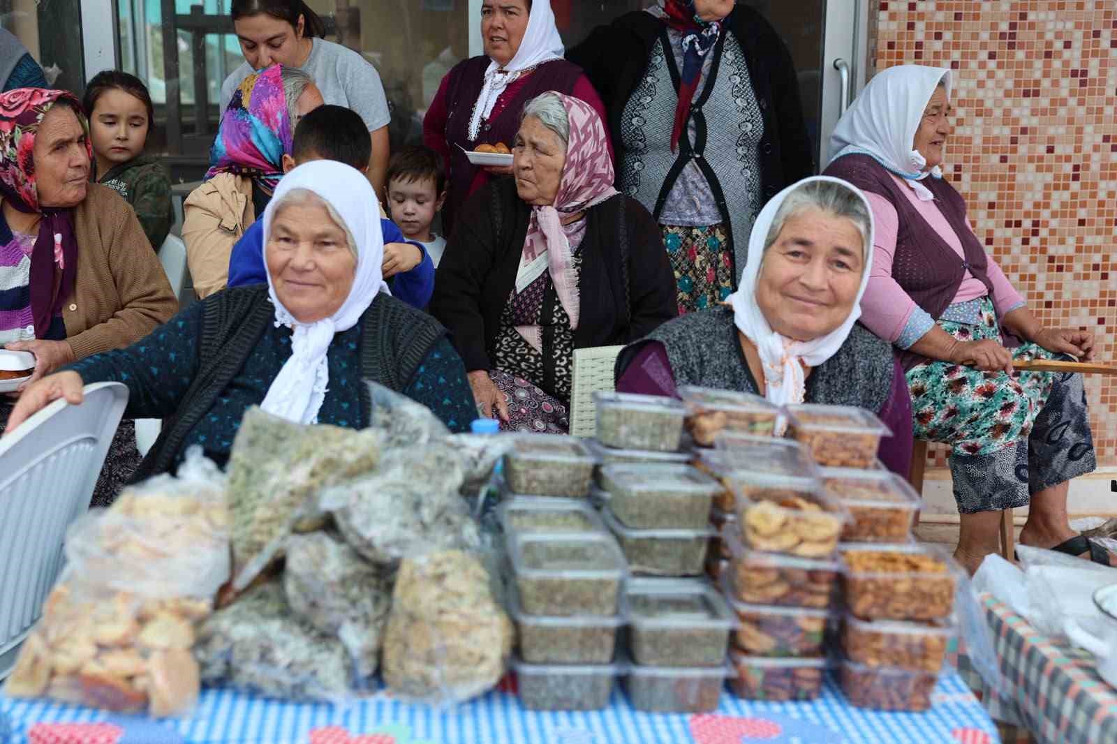 MARMARİS’İN KIRSAL TAŞLICA MAHALLESİ, DENİZ ÜRÜNLERİ FESTİVALİ KAPSAMINDA DÜZENLENEN YEREL PAZAR GÜNÜ’NDE YÖRESEL LEZZETLERİ VE KÜLTÜREL DEĞERLERİYLE ZİYARETÇİLERİNİ AĞIRLADI.