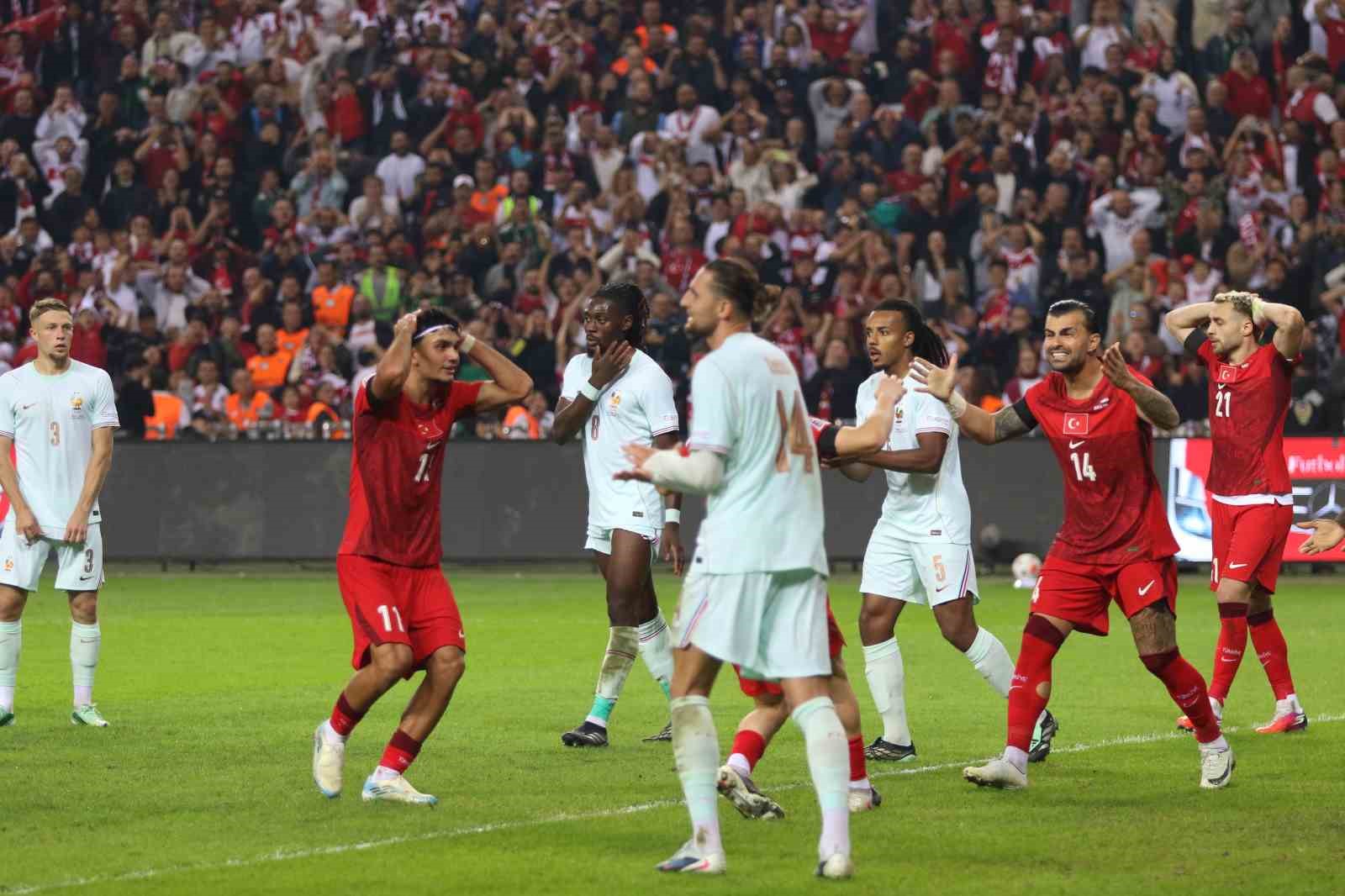 TÜRKİYE A MİLLİ FUTBOL TAKIMI, UEFA ULUSLAR A LİGİ 1. GRUP İLK MAÇINDA KOCAELİ'NDE FRANSA'YA 1-0 MAĞLUP OLDU.
