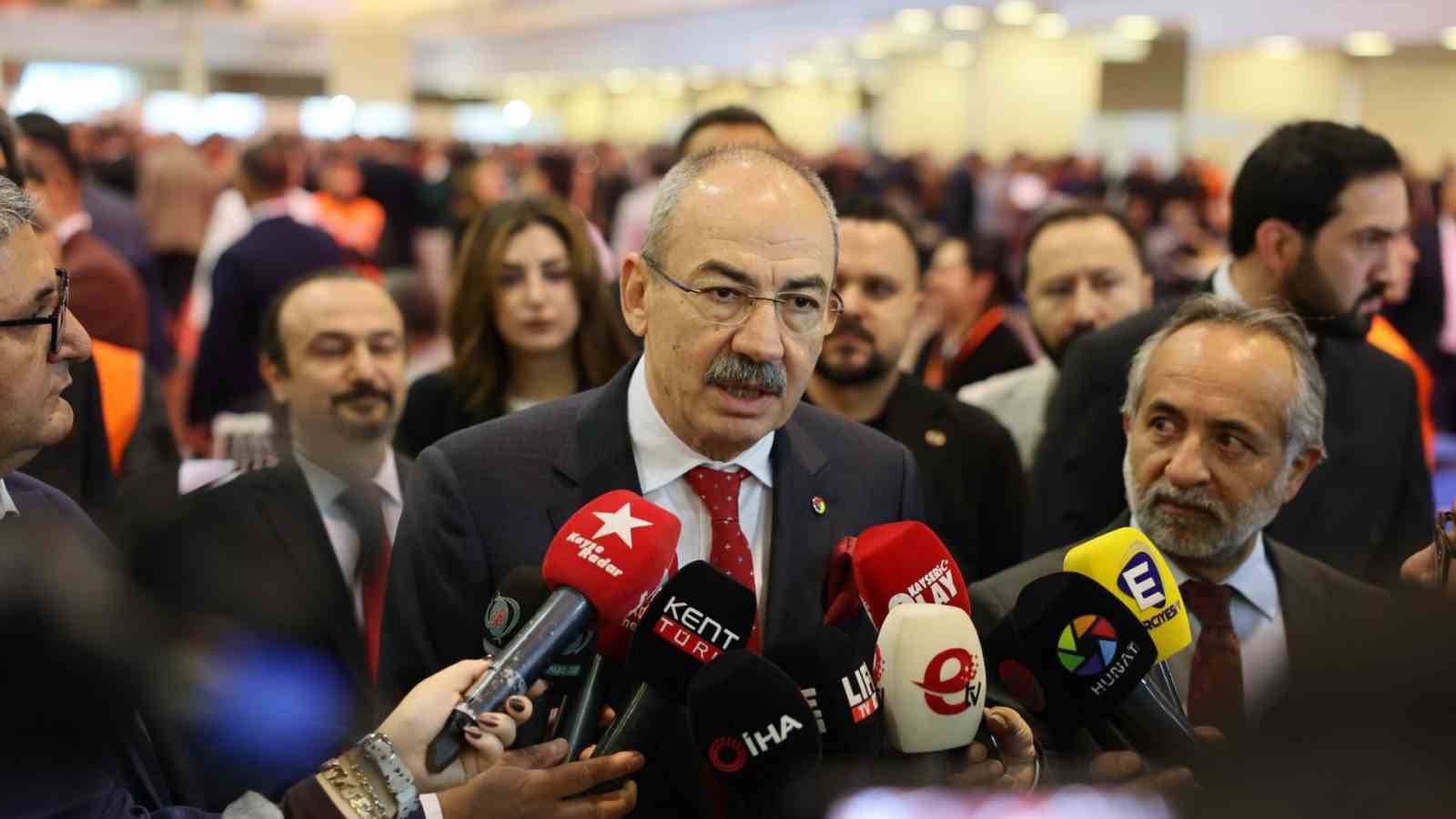KAYSERİ TİCARET ODASI'NIN (KTO) ORGAN SEÇİMLERİ BAŞLARKEN, ONLARCA ÜYE OY KULLANMAK İÇİN ALANA GELDİ. KTO BAŞKANI VE BAŞKAN ADAYI ÖMER GÜLSOY SEÇİMLE İLGİLİ, "TAM GAZ ÇALIŞMAYA ÖNÜMÜZDEKİ DÖNEMDE DE DEVAM EDECEĞİZ" DERKEN, DİĞER BAŞKAN ADAYI ALİ ALKAN İSE, "DEMOKRASİ ŞÖLENİ YAŞIYORUZ" İFADELERİNİ KULLANDI.