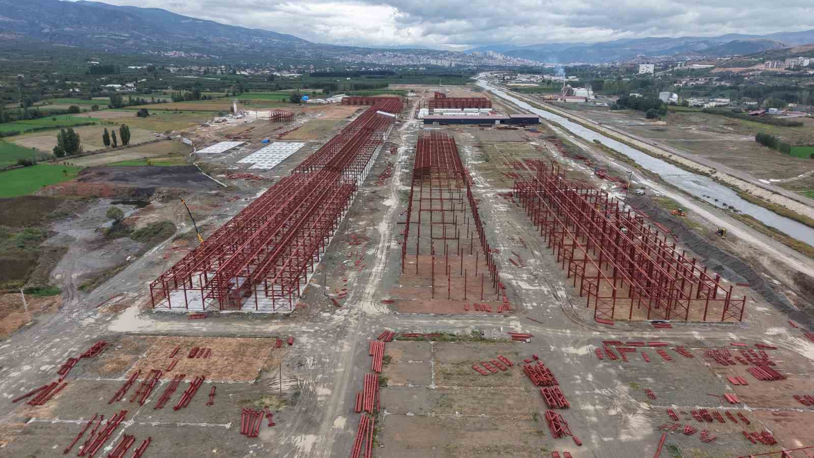 TOKAT’TA 550 DÖNÜMLÜK ALANDA YAPIMI SÜREN, 595 İŞ YERİNİN BULUNACAĞI YENİ NESİL TOKAT YEŞİL SANAYİ SİTESİ’NDE BETONARME ÇALIŞMALARININ YÜZDE 90’I TAMAMLANDI. MALİYETİ 10 MİLYAR LİRAYI AŞAN PROJENİN 2028 YILI SONUNDA HİZMETE AÇILMASI HEDEFLENİYOR.
