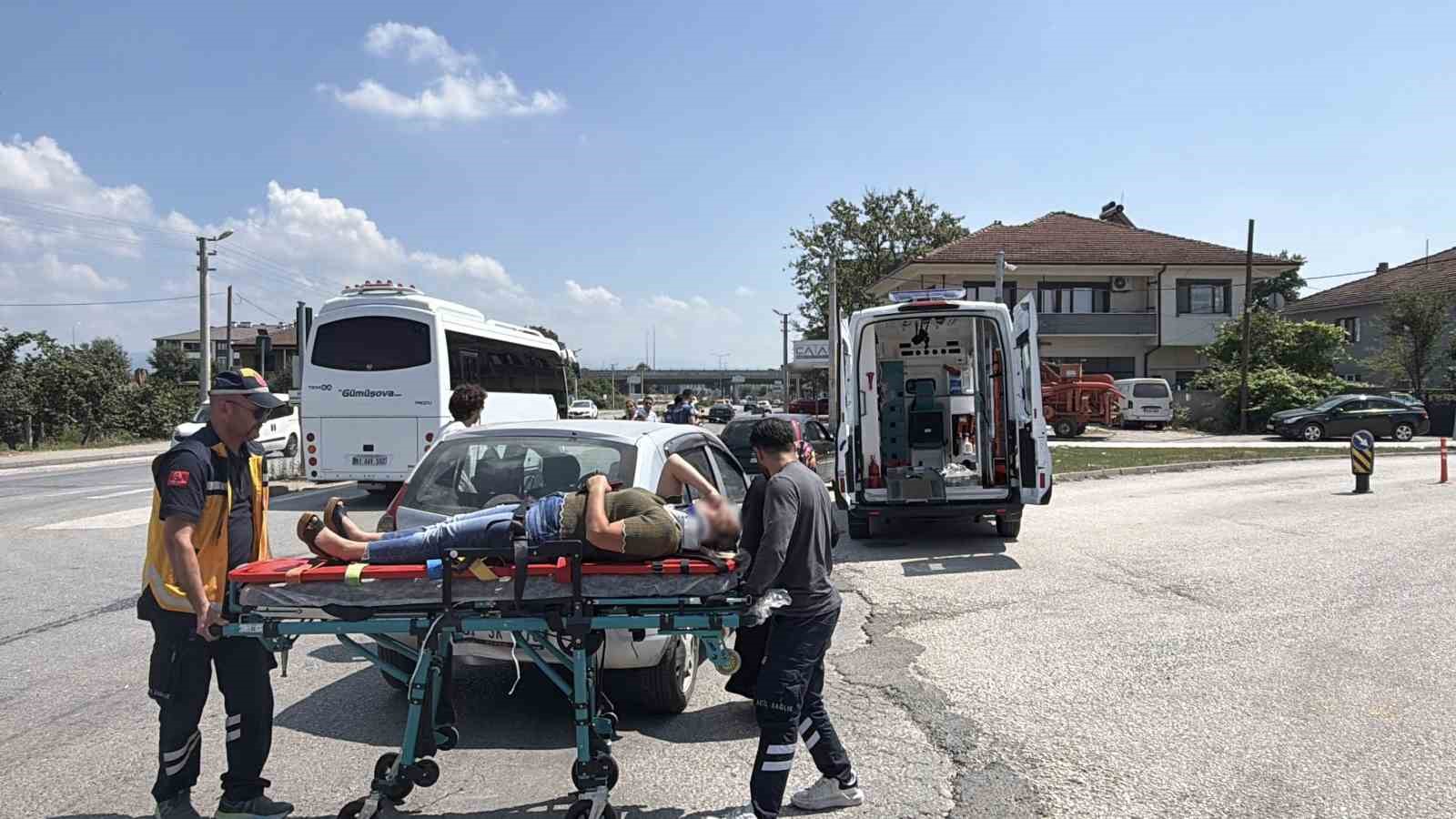 DÜZCE’DE KIRMIZI IŞIKTA ANİDEN ŞERİT DEĞİŞTİREN ARACA ARKASINDAN GELEN OTOMOBİL ÇARPTI. KAZADA 2 KİŞİ YARALANDI.
