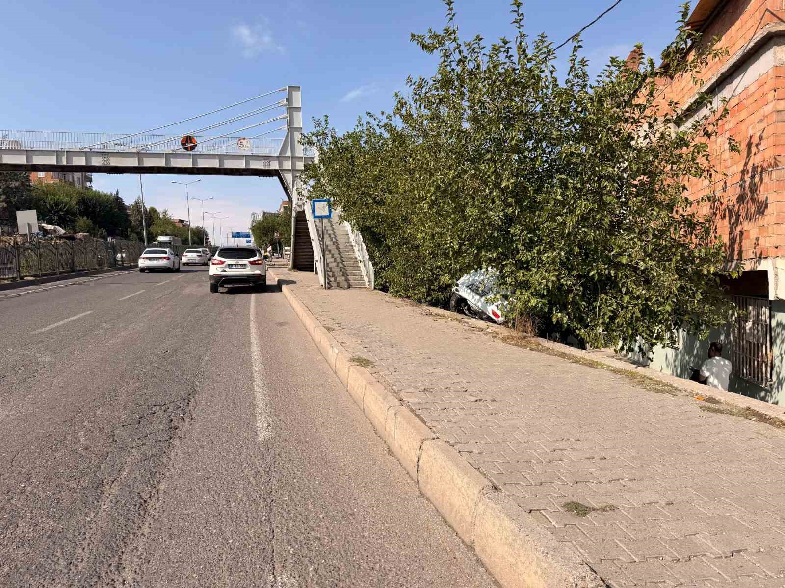 DİYARBAKIR’DA SÜRÜCÜSÜNÜN DİREKSİYON HAKİMİYETİNİ KAYBETTİĞİ SUV ARAÇ, İSTİNAT DUVARINDAN AŞAĞI DÜŞTÜ. KAZADA ÖLEN YA DA YARALANAN OLMAZKEN, OLAYLA İLGİLİ İNCELEME BAŞLATILDI.