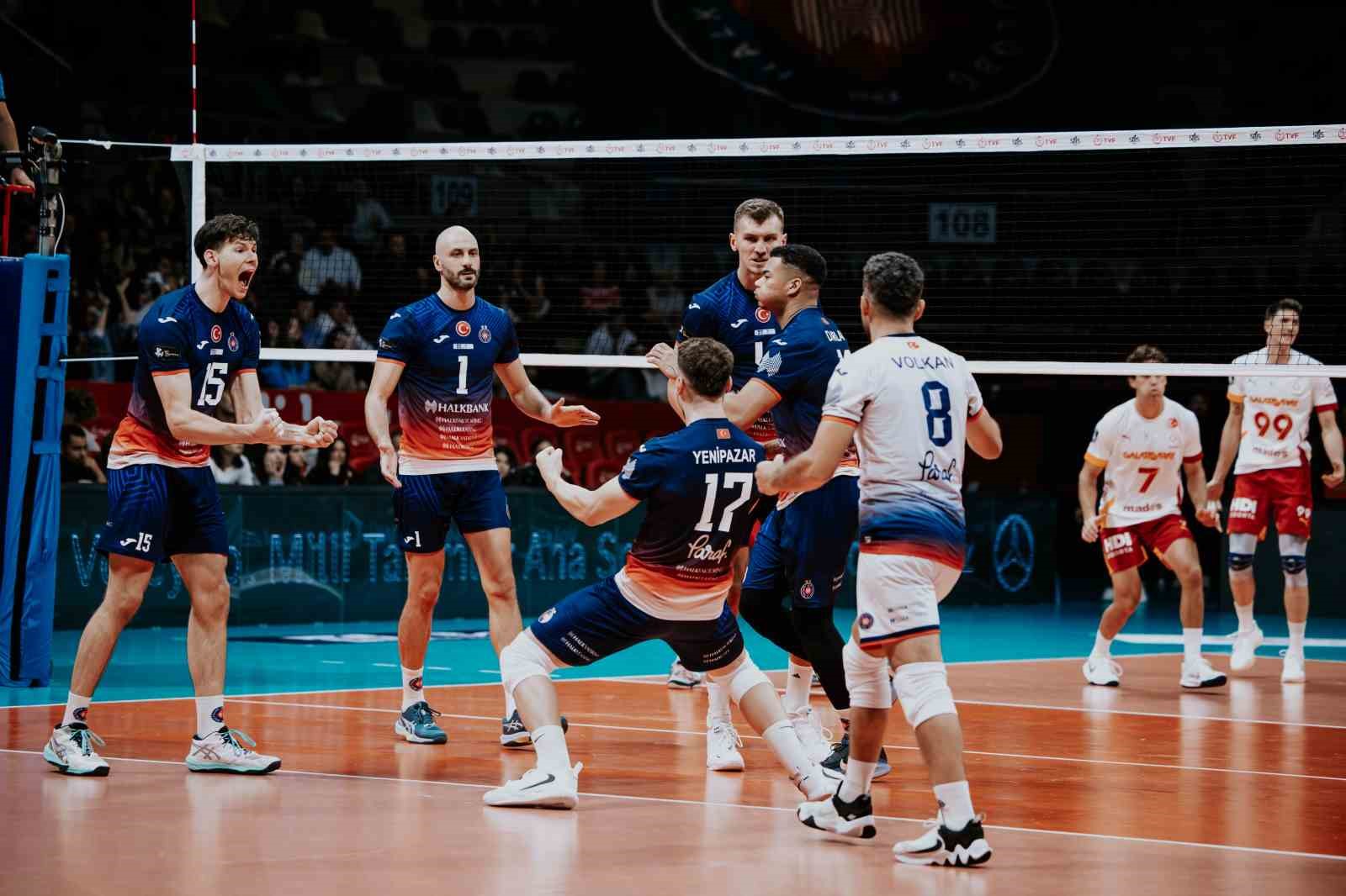 EFELER LİGİ’NİN İLK HAFTASINDA HALKBANK, SAHASINDA GALATASARAY'I 3-1 MAĞLUP ETTİ.