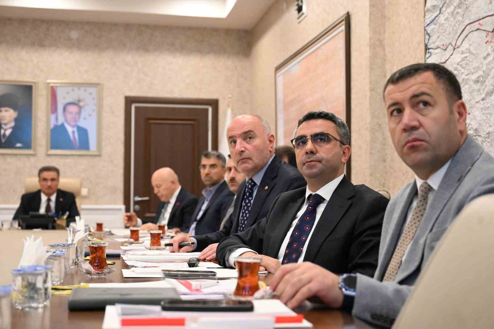 ERZURUM'DA KIRSAL KALKINMAYI DESTEKLEMEK VE KÖKLÜ HAYVANCILIK KÜLTÜRÜNÜ VİZYONER BİR ANLAYIŞLA GELECEĞE TAŞIMAK AMACIYLA PLANLANAN TARIMA DAYALI İHTİSAS ORGANİZE SANAYİ BÖLGESİ (TDİOSB) PROJESİNDE ÖNEMLİ BİR AŞAMA GERİDE BIRAKILDI.