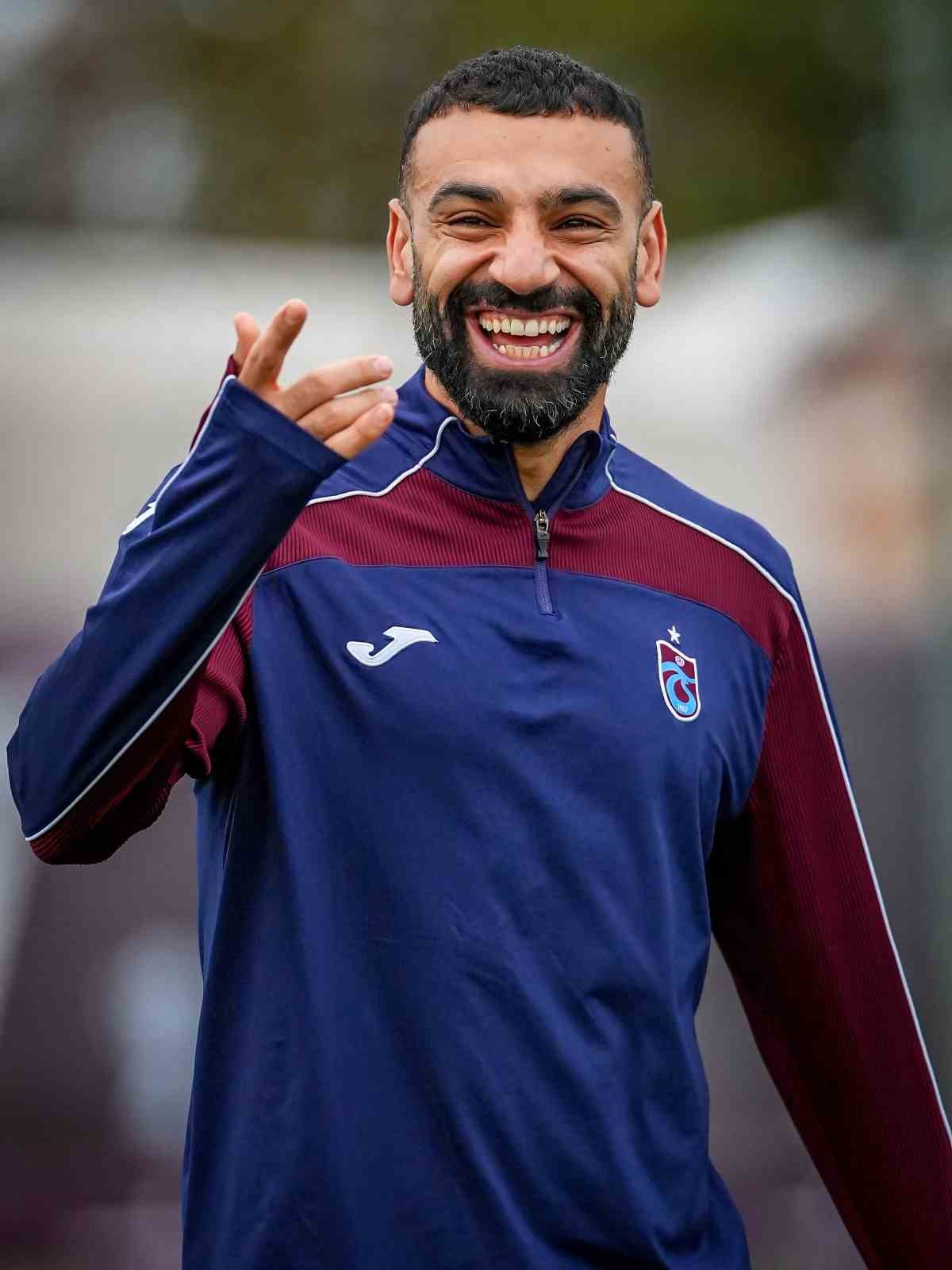 TRABZONSPOR’UN MISIRLI YILDIZI MUHAMMED SALAH, BORDO-MAVİLİ FORMAYLA ORTAYA KOYDUĞU PERFORMANS VE NEŞELİ TAVIRLARIYLA BEŞİKTAŞ MAÇI ÖNCESİ MORALLİ GÖRÜNÜYOR. TRABZON’DA MUTLU OLDUĞU GÖZLENEN YILDIZ FUTBOLCU, SAHADAKİ ETKİLİ OYUNUNU SKOR KATKISINA DA YANSITIYOR.