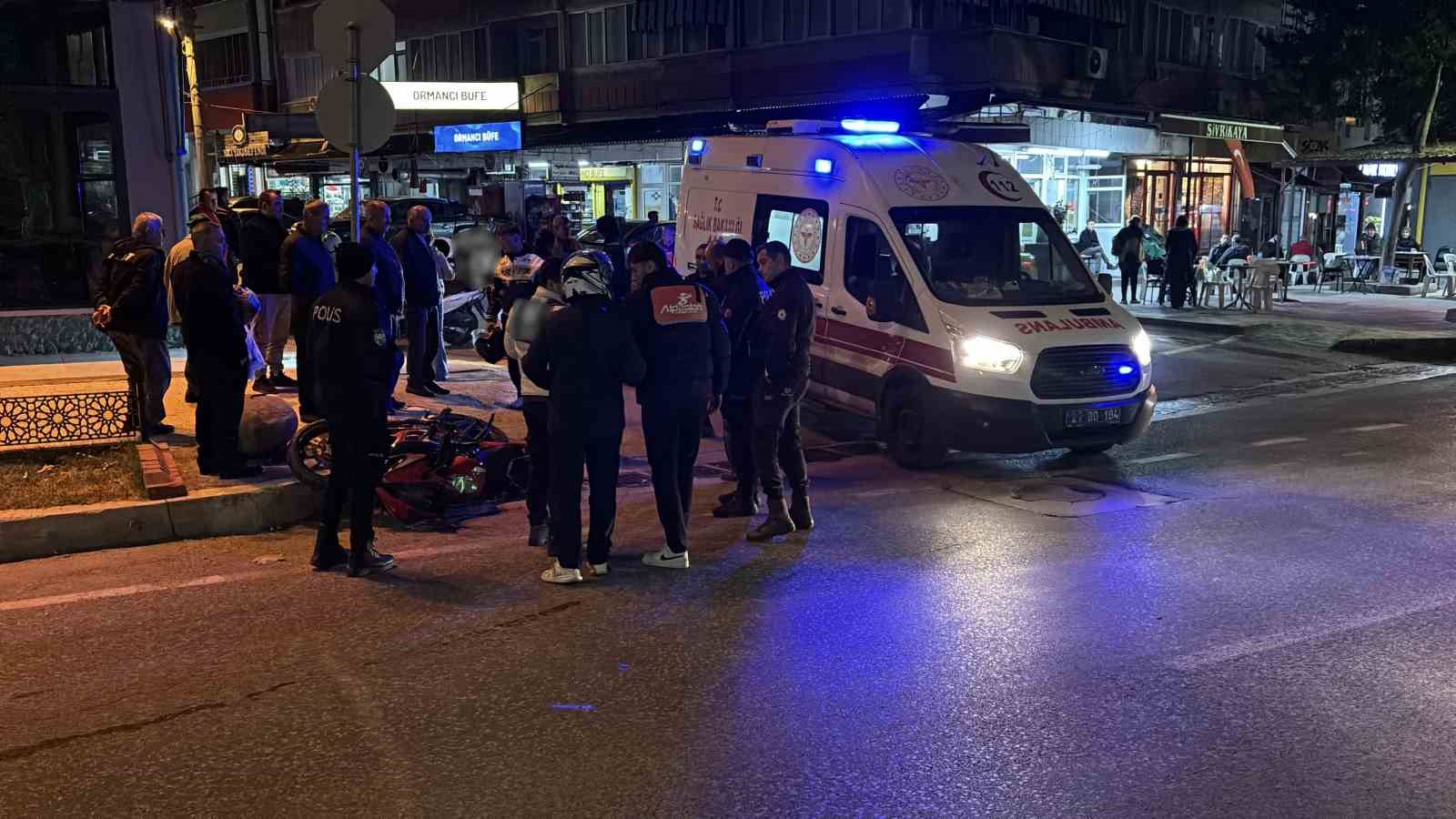 KAZADA YARALANAN E.Z., OLAY YERİNE GELEN SAĞLIK EKİPLERİNİN İLK MÜDAHALESİNİN ARDINDAN AMBULANSLA TRAKYA ÜNİVERSİTESİ TIP FAKÜLTESİ HASTANESİ’NE KALDIRILDI.