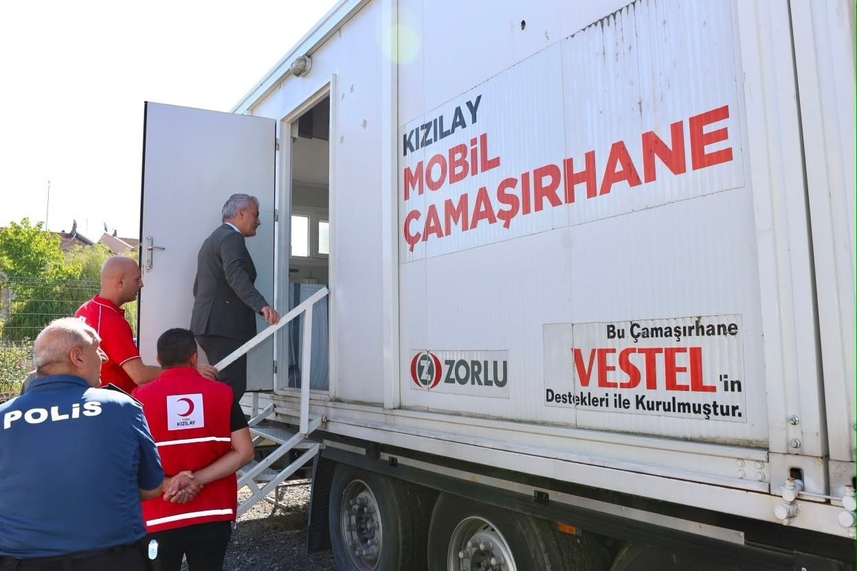 DÜZCE VALİSİ MEHMET MAKAS, KAYNAŞLI’DAKİ TÜRK KIZILAY BATI KARADENİZ BÖLGE AFET YÖNETİMİ VE LOJİSTİK MERKEZİ’NDE İNCELEMELERDE BULUNARAK AFETLERE HAZIRLIK ÇALIŞMALARI HAKKINDA BİLGİ ALDI.