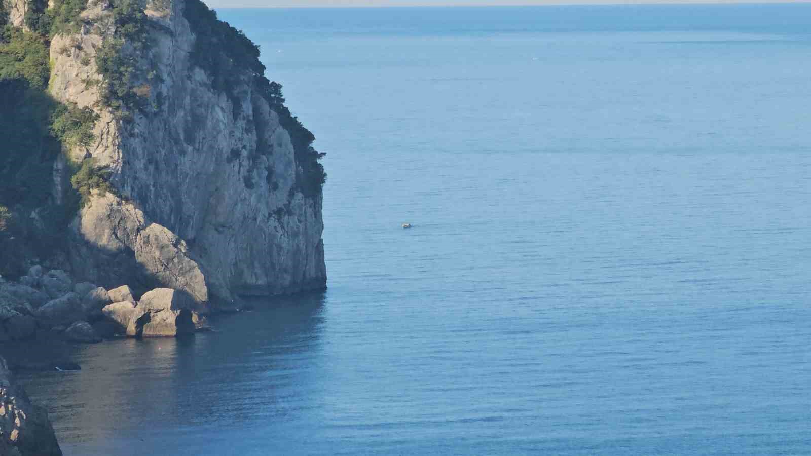 ZONGULDAK’TA EVİNDEN AYRILARAK BALIK TUTMAK İÇİN GELDİĞİ KAYALIKLARDA KAYBOLAN 62 YAŞINDAKİ ERDİN YILMAZ’I ARAMA ÇALIŞMALARI DÖRDÜNCÜ GÜNÜNDE HAVADAN, DENİZDEN VE KARADAN DEVAM EDİYOR.