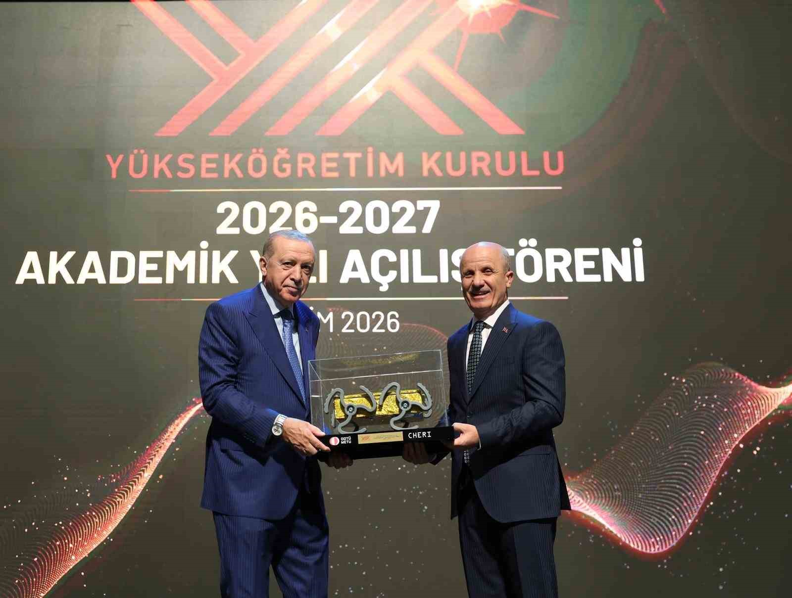 PROGRAM; YÖK BAŞKANI EROL ÖZVAR’IN CUMHURBAŞKANI RECEP TAYYİP ERDOĞAN’A AY KEŞİF ROBOTU CHERİ’NİN MAKETİ İLE İSTANBUL CAMİLERİ TESPİHİ’Nİ HEDİYE ETMESİ İLE SON BULDU.