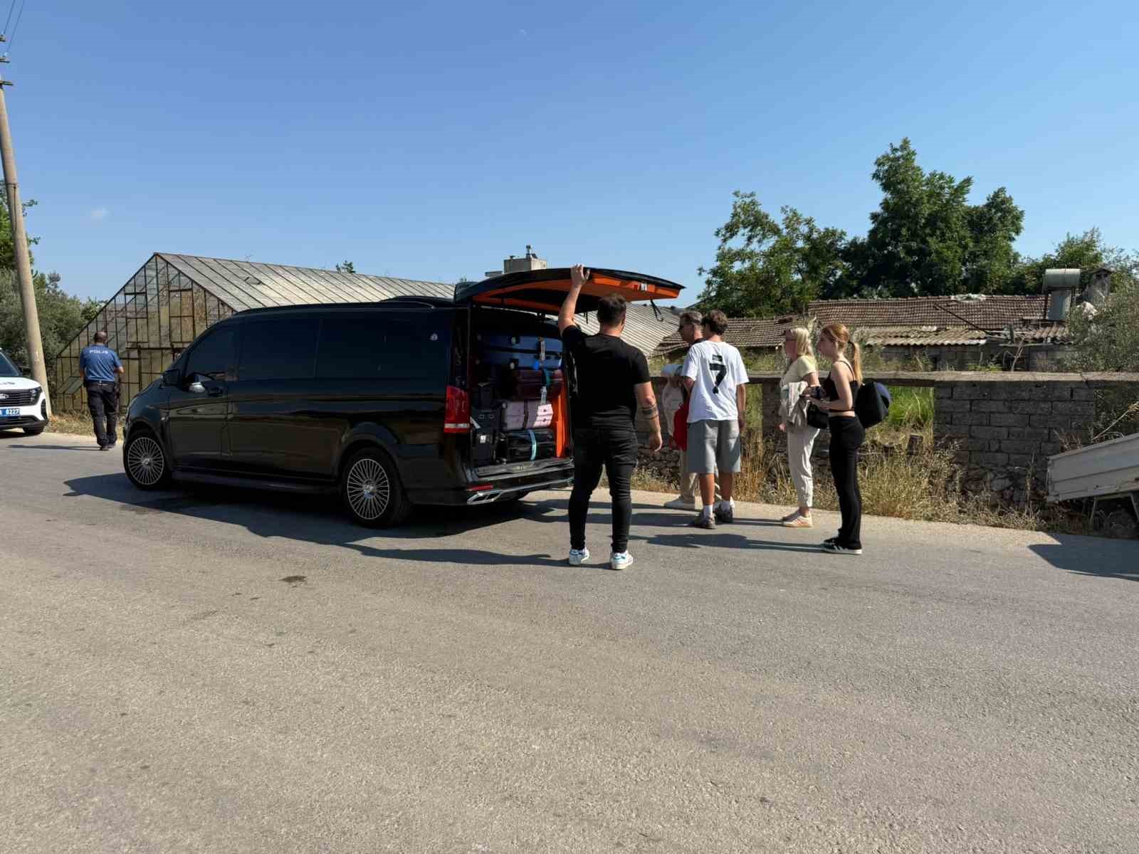 ANTALYA’NIN SERİK İLÇESİNDE VİP MİNİBÜS İLE KAMYONETİN ÇARPIŞMASI SONUCU MEYDANA GELEN TRAFİK KAZASINDA KAMYONET SÜRÜCÜSÜ YARALANDI. ARAÇTA BULUNAN 5 KİŞİLİK TURİST AİLE İSE KAZADAN YARA ALMADAN KURTULDU.