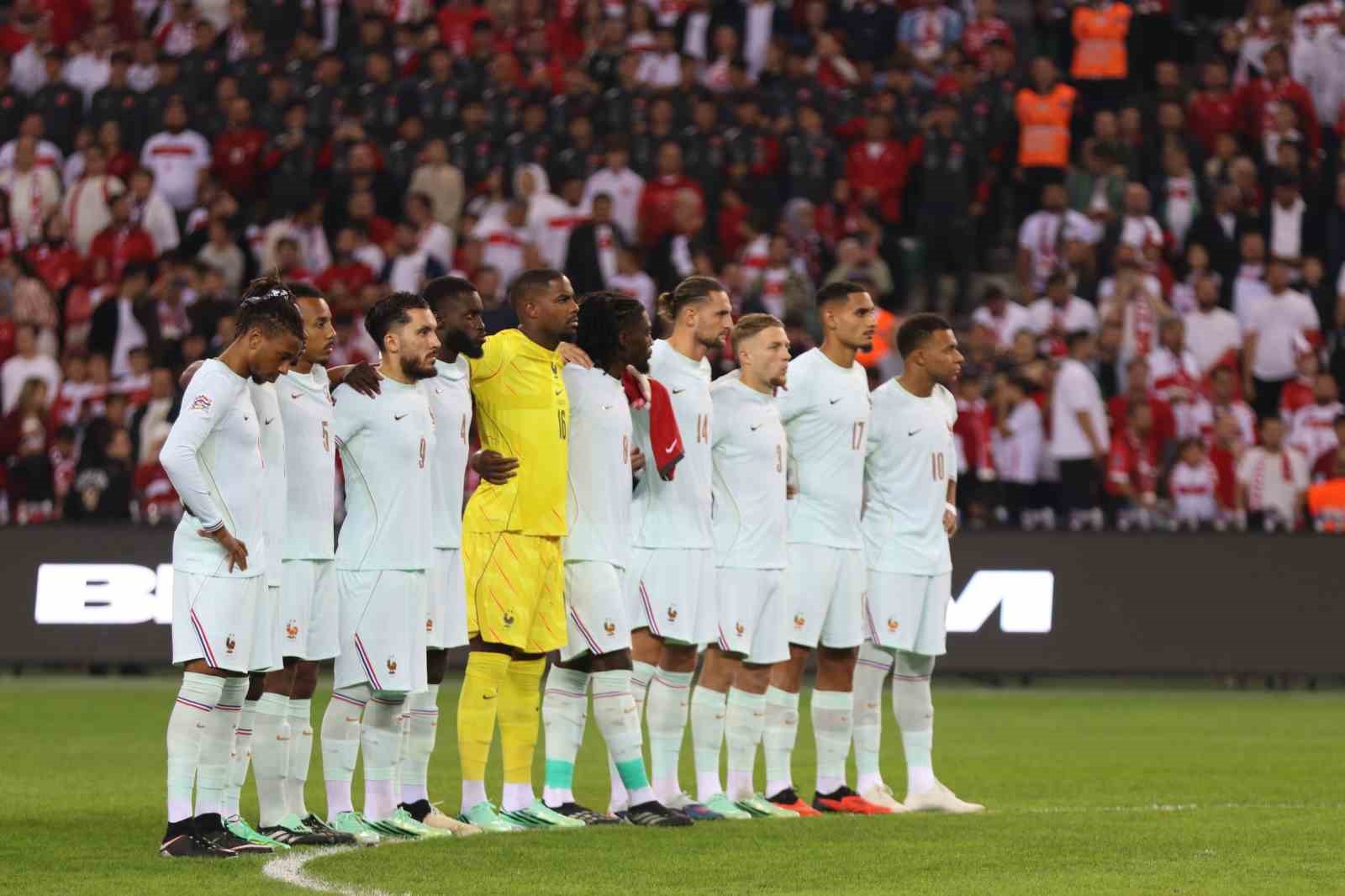 A MİLLİ FUTBOL TAKIMI, UEFA ULUSLAR A LİGİ 1. GRUP İLK MAÇINDA FRANSA İLE KOCAELİ'DE KARŞILAŞIYOR. MÜCADELENİN 15 DAKİKASI GOLSÜZ EŞİTLİKLE GEÇİLDİ.