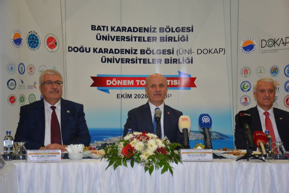 YÜKSEKÖĞRETİM KURULU (YÖK) BAŞKANI PROF. DR. EROL ÖZVAR (ORTADA)