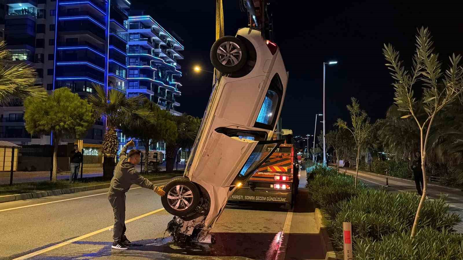 ANTALYA’NIN ALANYA İLÇESİNDE İKİ OTOMOBİLİN KARIŞTIĞI TRAFİK KAZASINDA 2 KİŞİ YARALANDI. ÇARPMANIN ETKİSİYLE TAKLA ATAN OTOMOBİLİN SÜRÜCÜSÜ KAZAYI YARA ALMADAN ATLATTI. YARALILARDAN BİRİNİN HAYATİ TEHLİKESİNİN BULUNDUĞU ÖĞRENİLDİ.