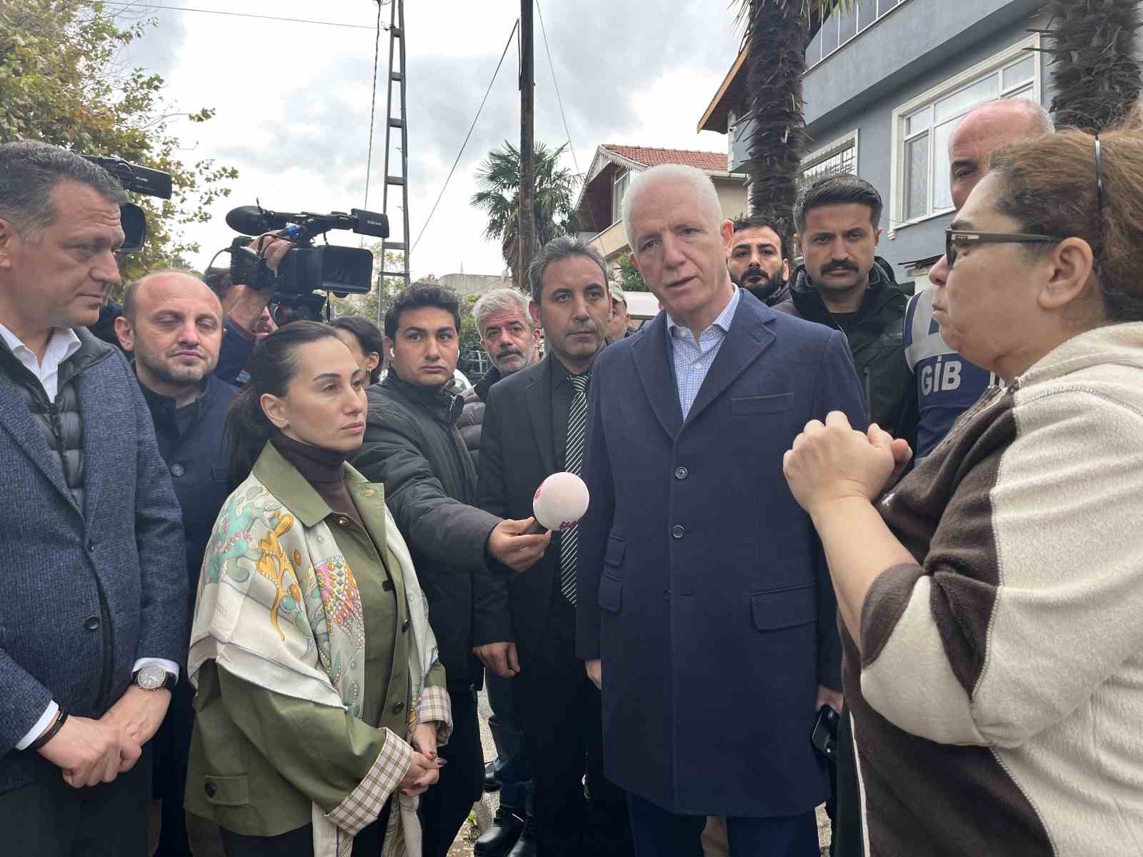 İSTANBUL’DA YAŞANAN SAĞANAK YAĞIŞLARIN ARDINDAN HASAR TESPİT ÇALIŞMALARI DEVAM EDERKEN, İSTANBUL VALİSİ DAVUT GÜL YAĞIŞLARDAN EN ÇOK ETKİLENEN NOKTALARDAN BİRİ OLAN BEYKOZ’A GELEREK HASAR GÖREN EV VE İŞ YERLERİNİ ZİYARET ETTİ.