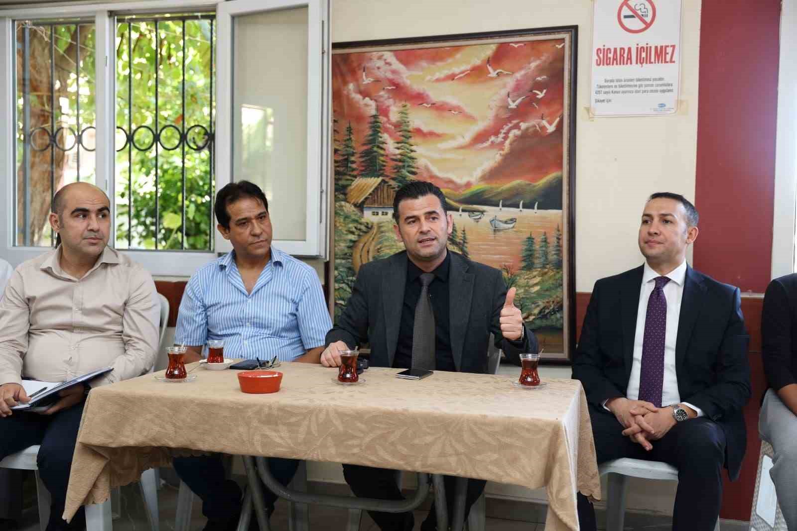 AKDENİZ KAYMAKAMI VE BELEDİYE BAŞKAN VEKİLİ MURAT BEŞİKCİ, İLÇE GENELİNDEKİ SAHA ÇALIŞMALARI KAPSAMINDA ROMAN SİVİL TOPLUM KURULUŞLARINI ZİYARET EDEREK VATANDAŞLARIN TALEP VE BEKLENTİLERİNİ DİNLEDİ.
